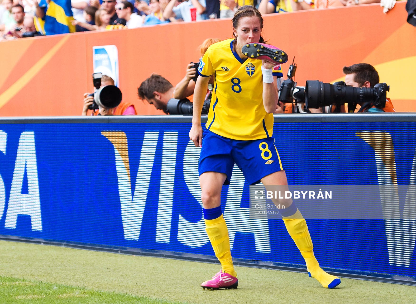 Lotta Schelin, Sverige, jubel 1-0, pussar sin sko