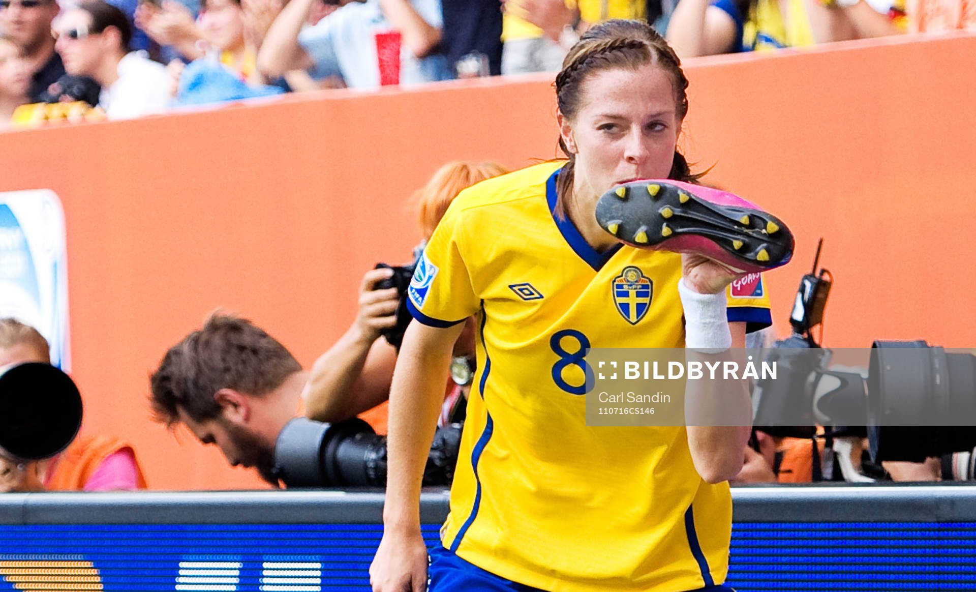 Lotta Schelin, Sverige, jubel 1-0, pussar sin sko