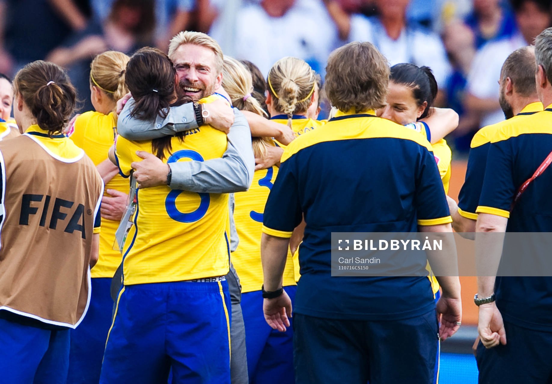 Thomas Dennerby, förbundskapten, kramar om Lotta Schelin,