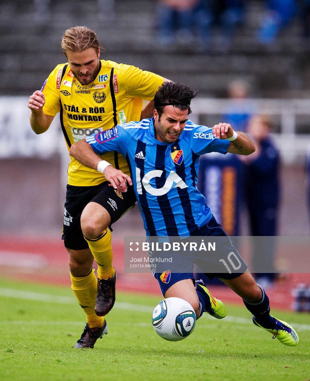 Jesper Westerberg, Mjällby, stoppar Christer Youssef,
