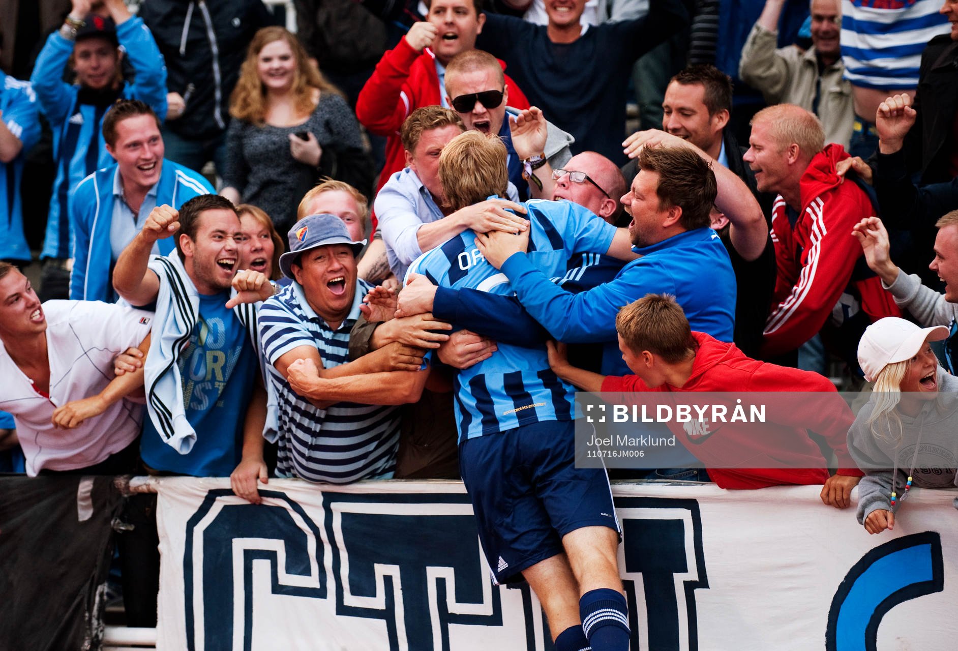 Johan Oremo, Djurgården, slänger sig i armarna på fansen