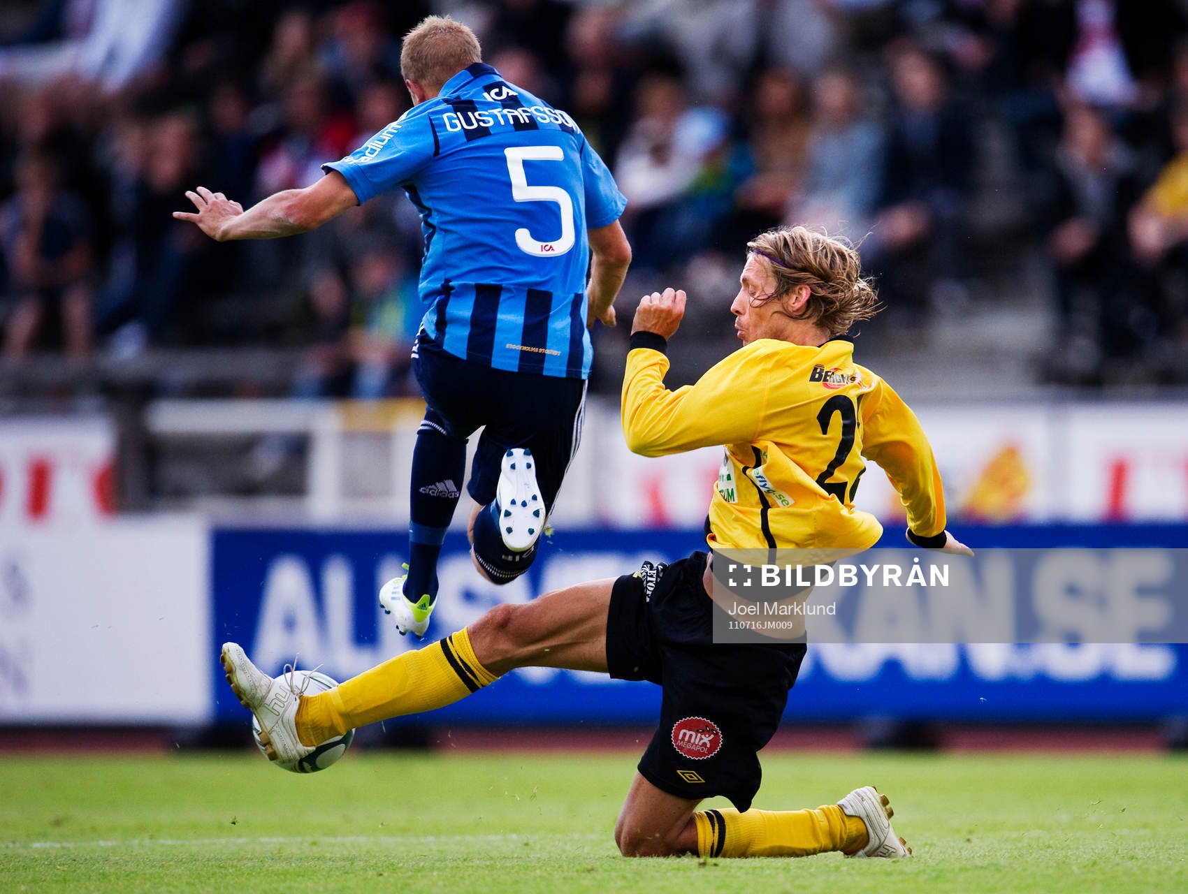 Tobias Grahn, Mjällby, bryter en pass till Petter