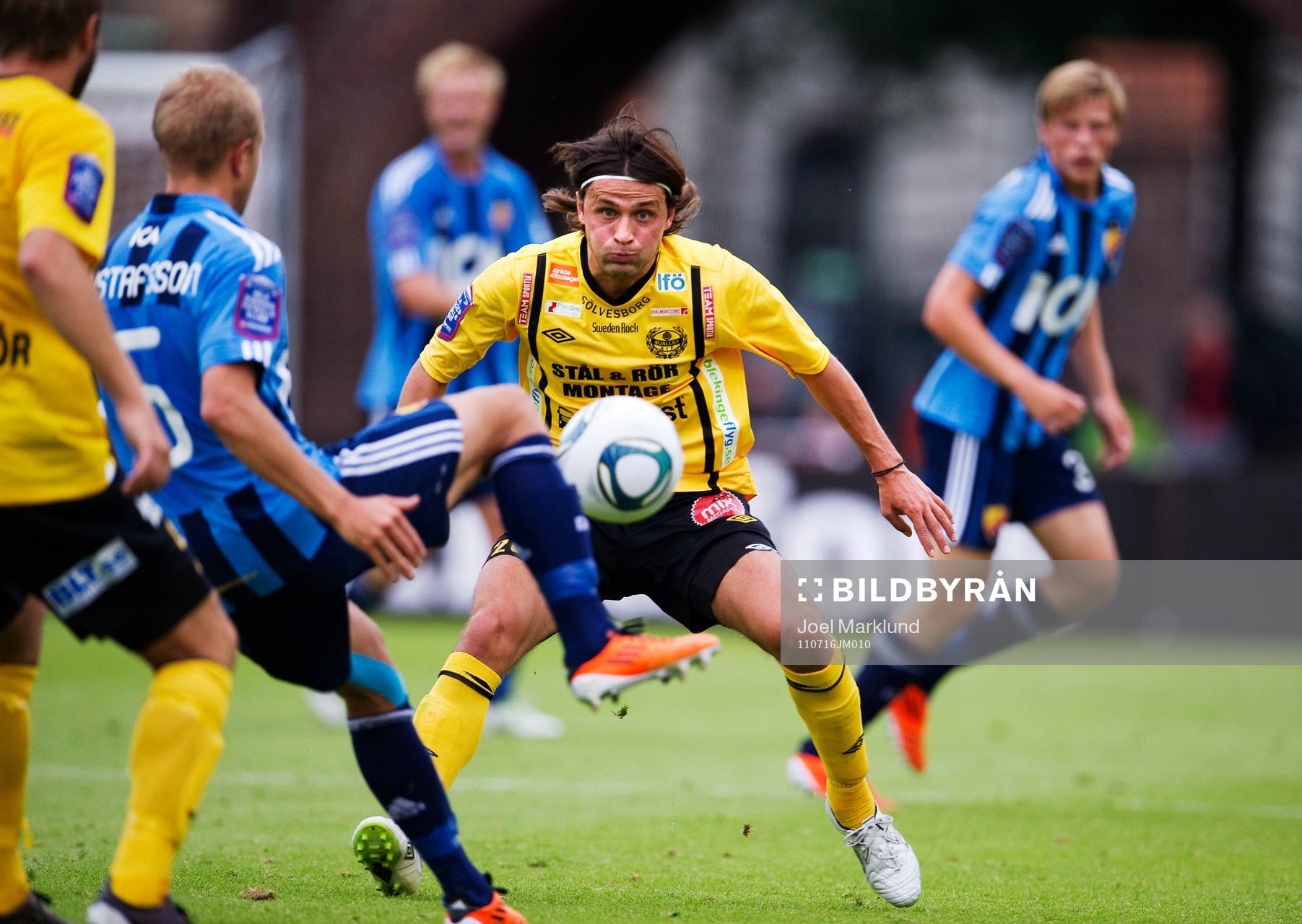 Pavel Zavadil, Mjällby, har koll på bollen