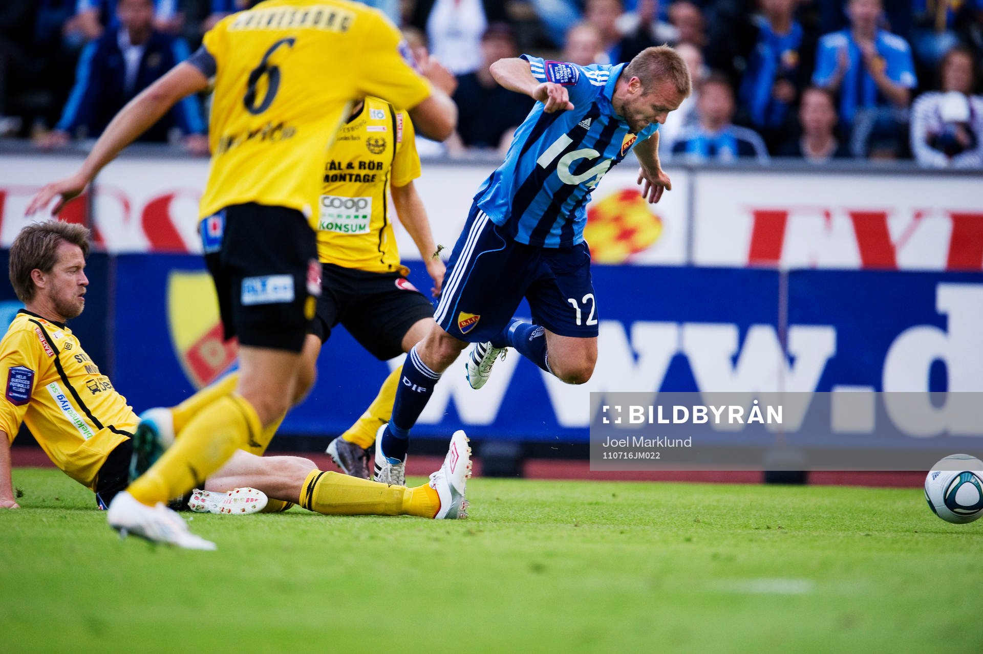 Mattias Jonson, Djurgården, blir fälld av Jesper