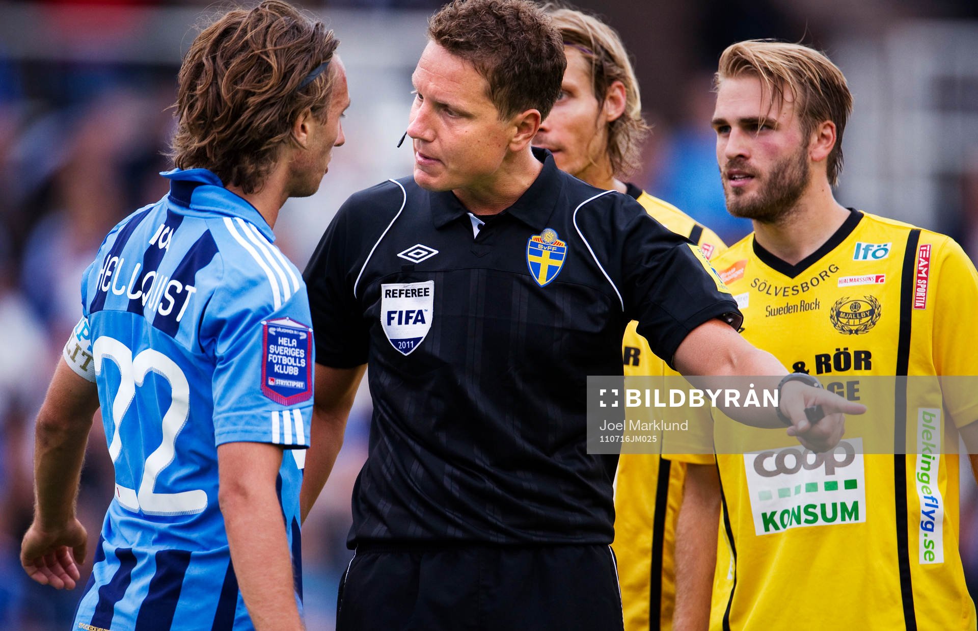 Philip Hellquist, Djurgården, blir tillrättavisad av