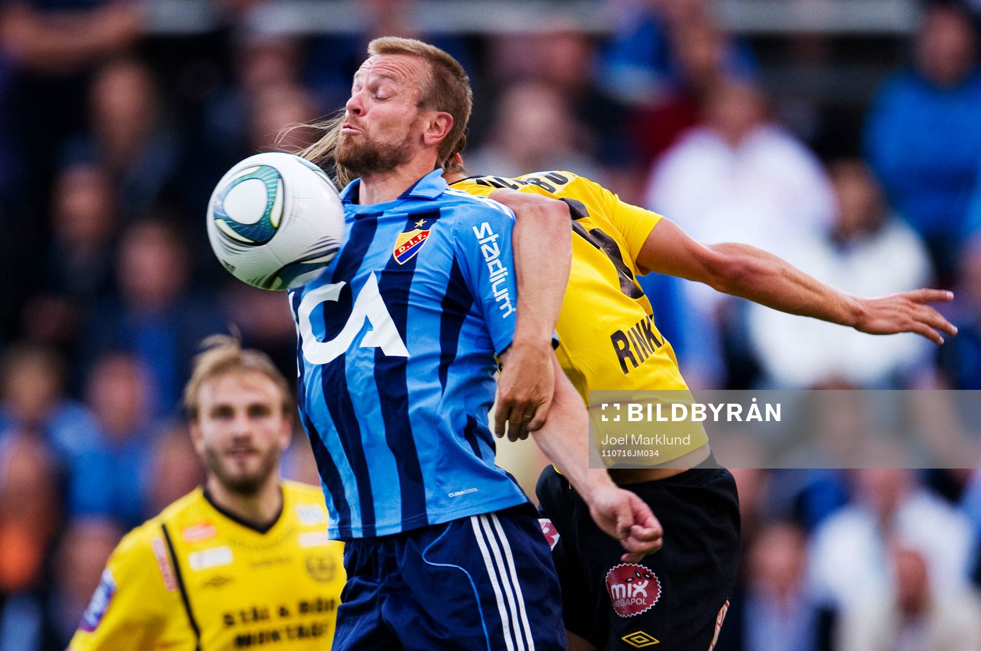 Mattias Jonson, Djurgården, vinner en luftduell mot