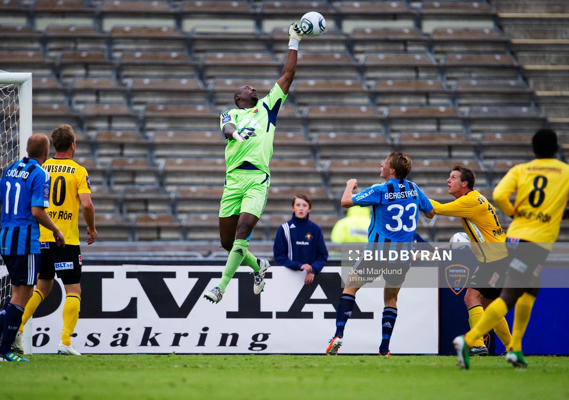 Pa Dembo Touray, målvakt, Djurgården, boxar bort bollen