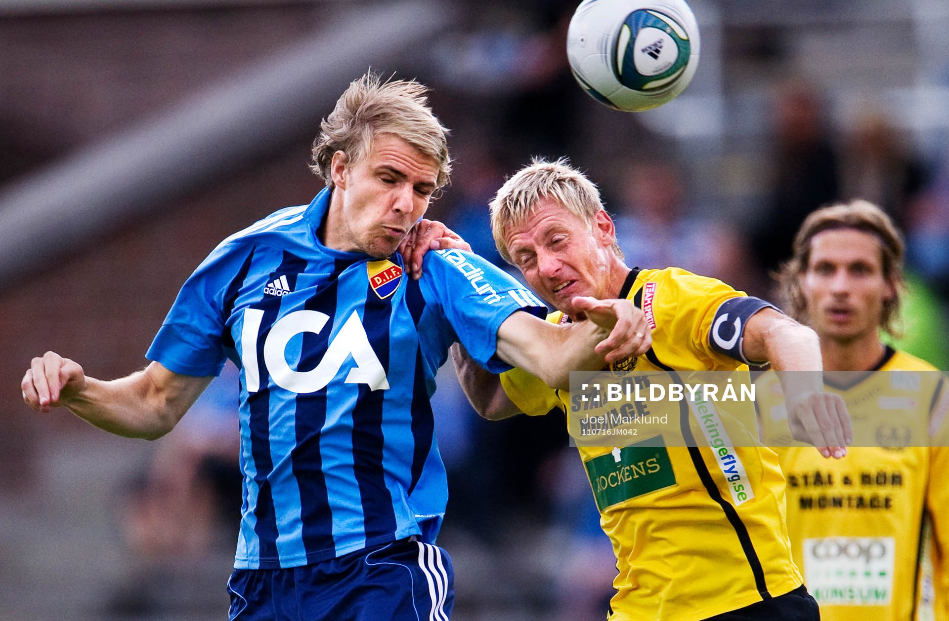 Johan Oremo, Djurgården, vinner en nickduell mot Patrik