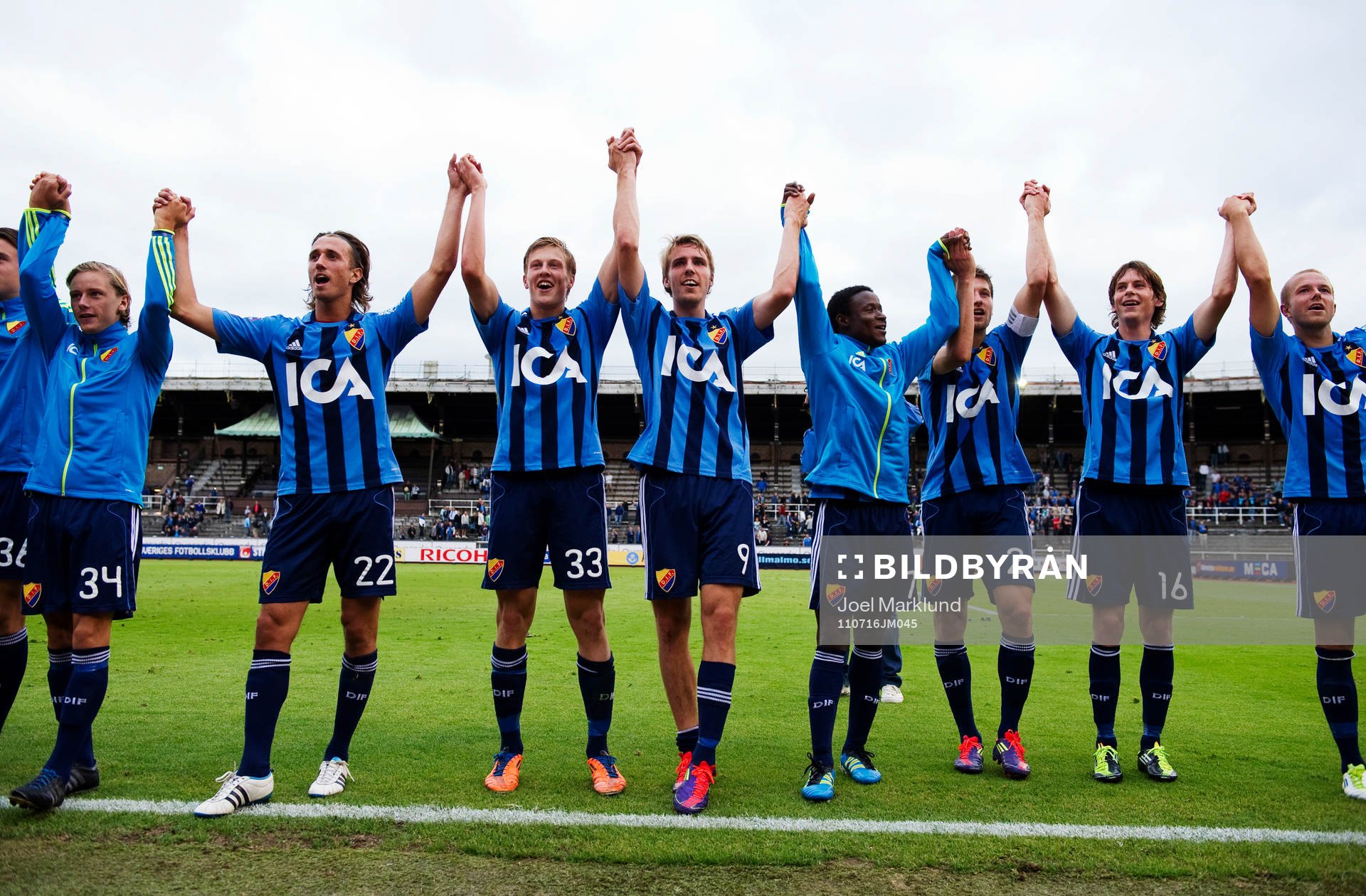 Djurgården med matchvinnaren Johan Oremo i mitten tackar
