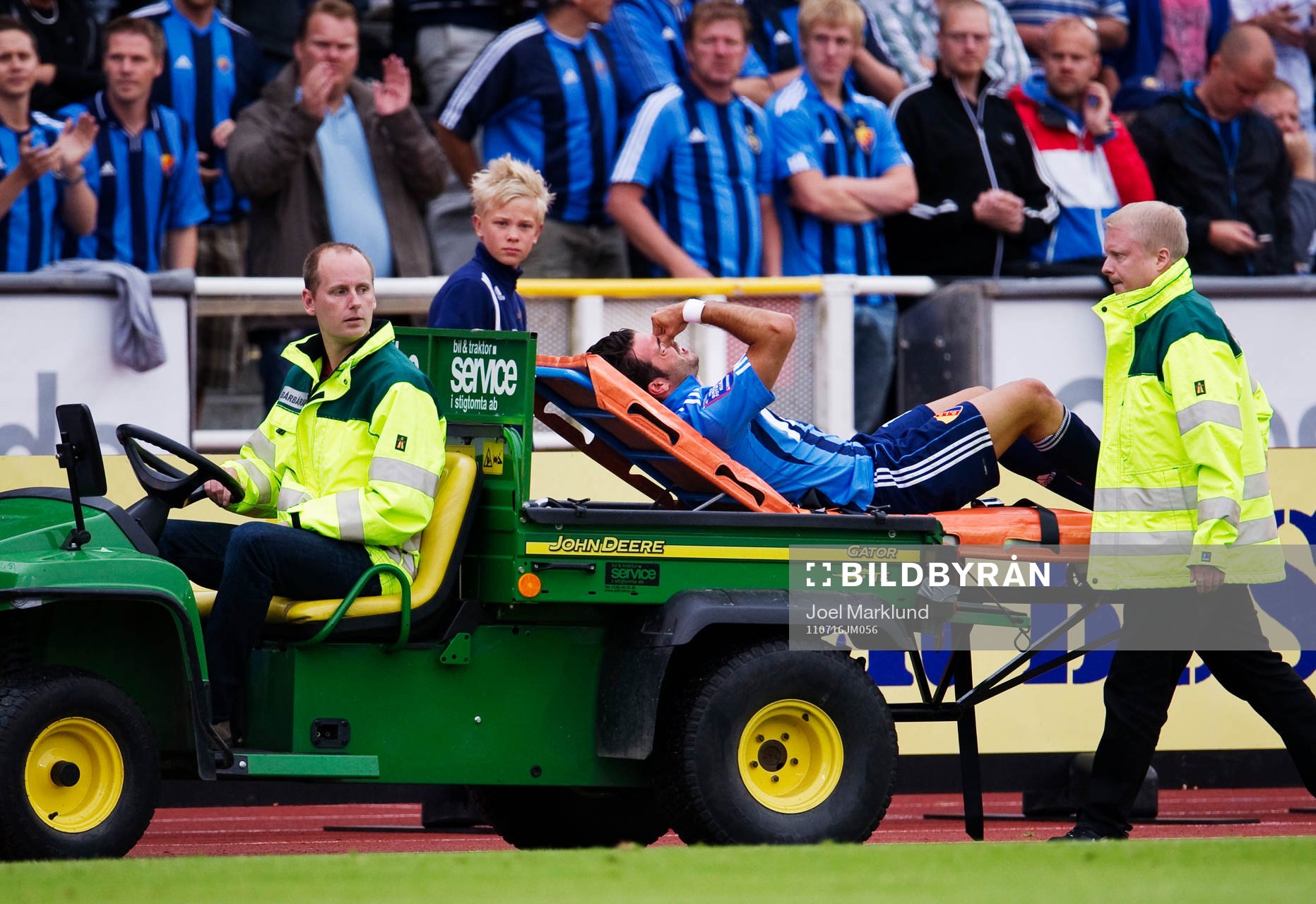Christer Youssef, Djurgården, förs ut skadad. Skada, bår