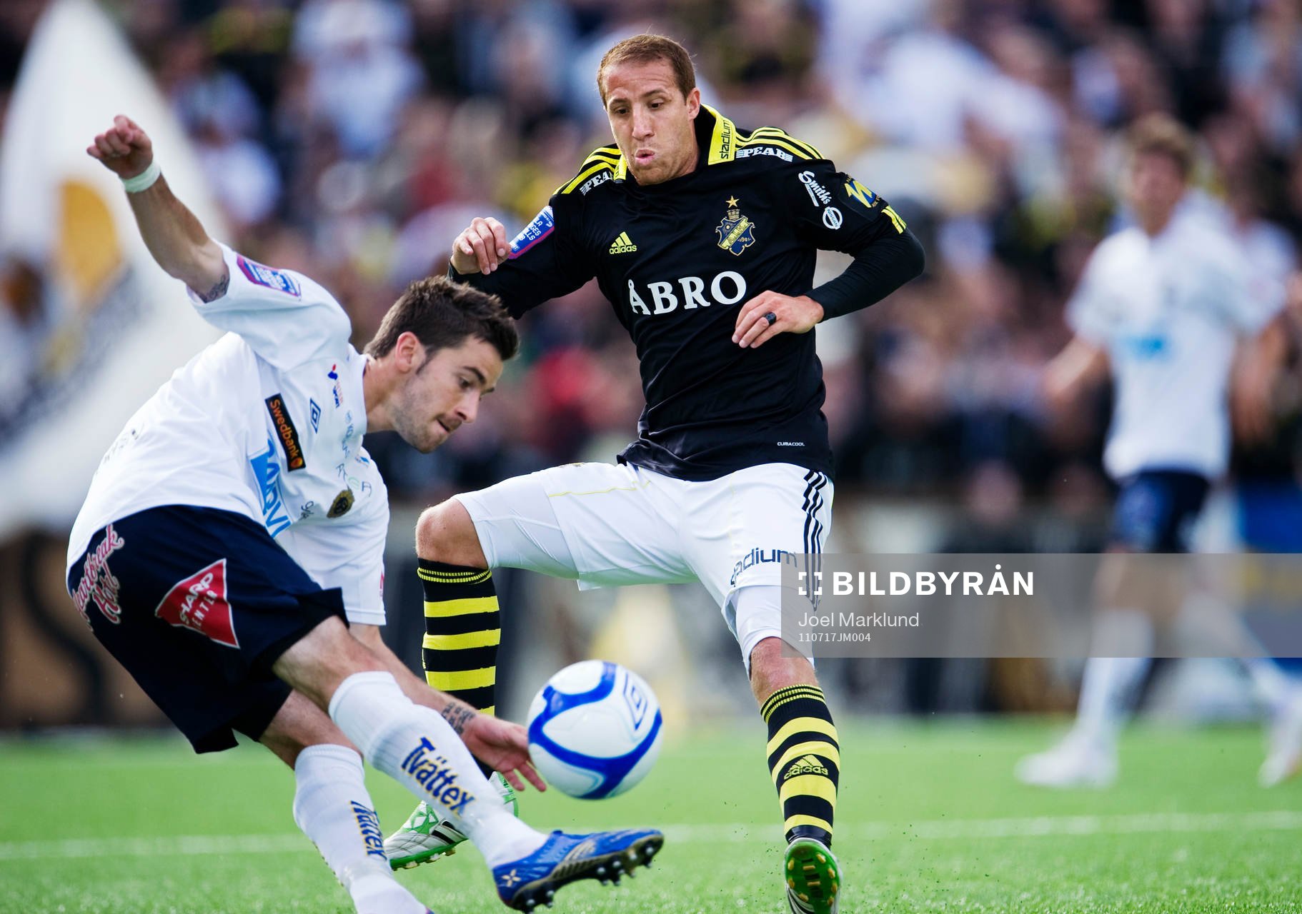 Kenny Pavey, AIK, försöker stoppa bollen