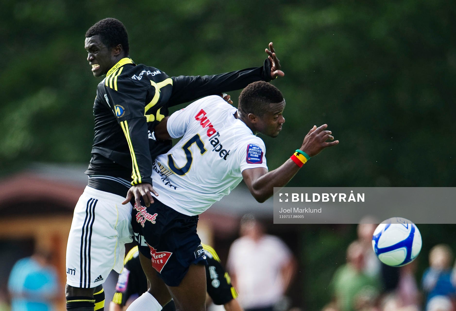 Kwame Karikari, AIK, i luftduell mot Zakaria Abdullai, Gefle