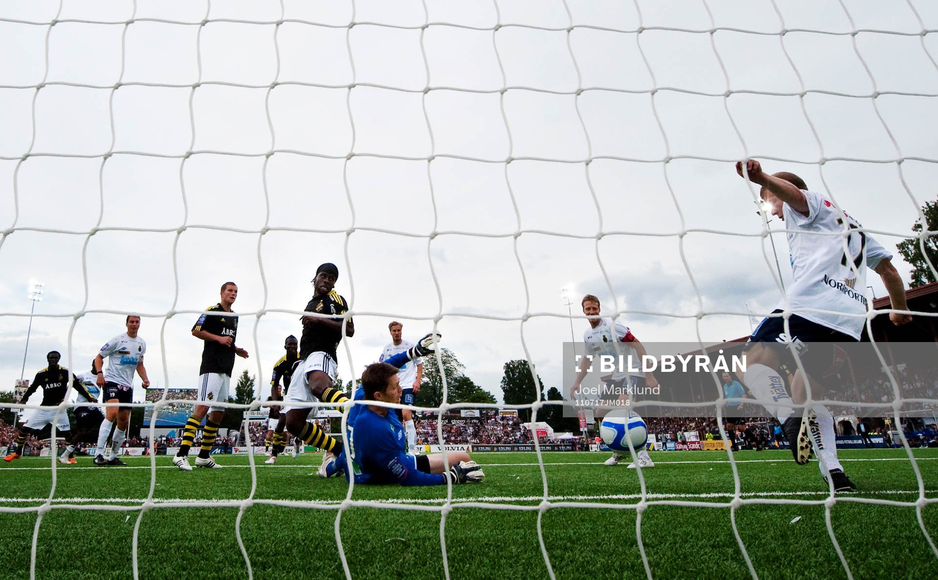 Martin Mutumba, AIK, oroar framför mål men Mattias
