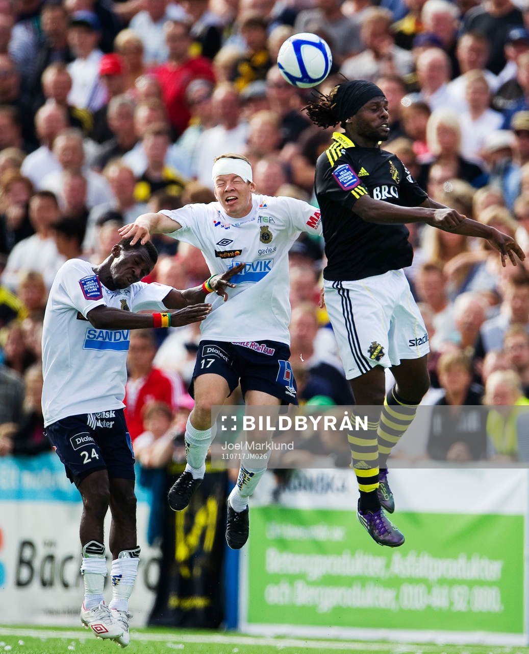 Yussif Chibsah och Jonas Lantto, Gefle, i nickduell med
