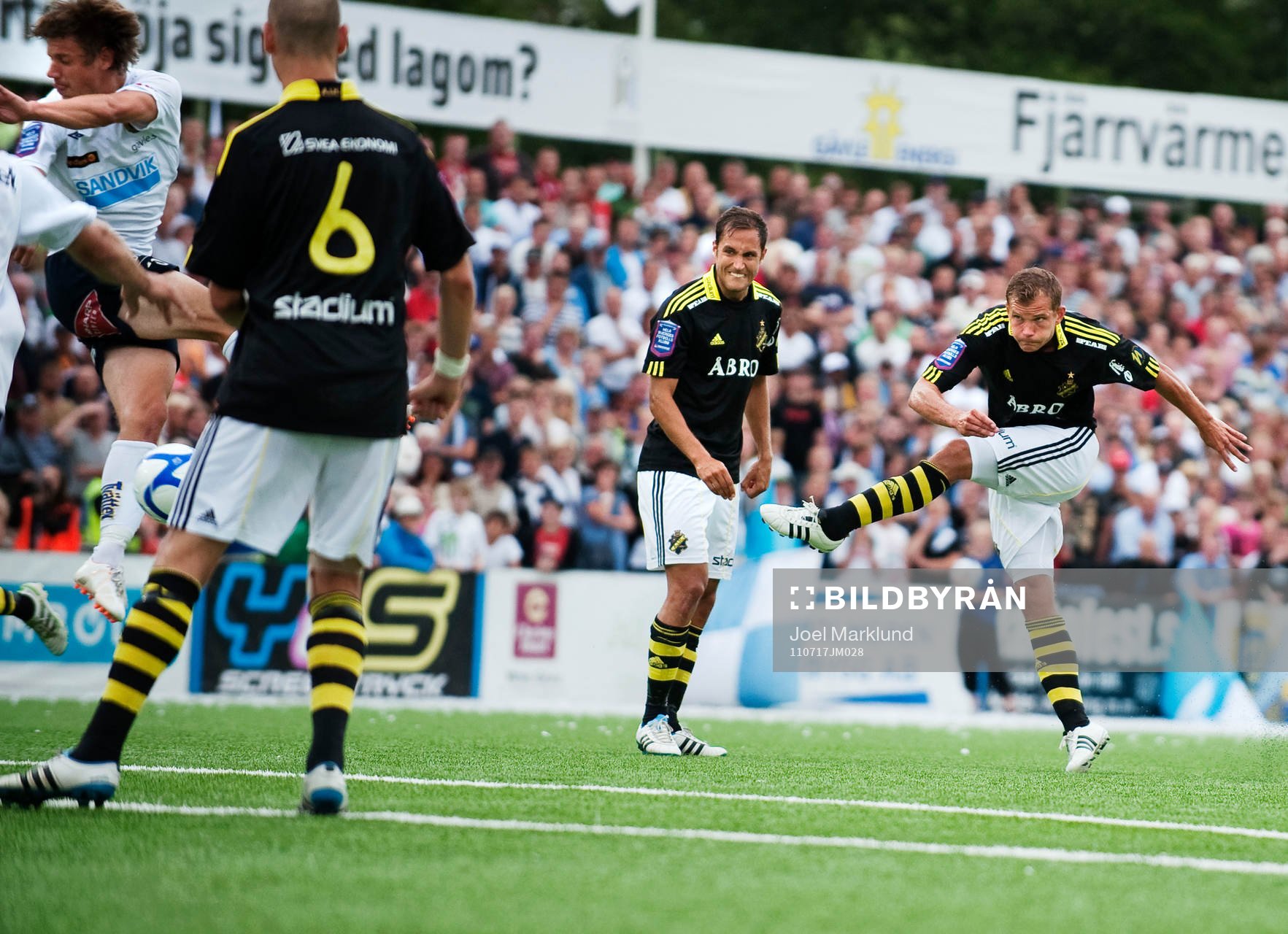Robert Åhman Persson, AIK, skjuter in 0-1 på frispark