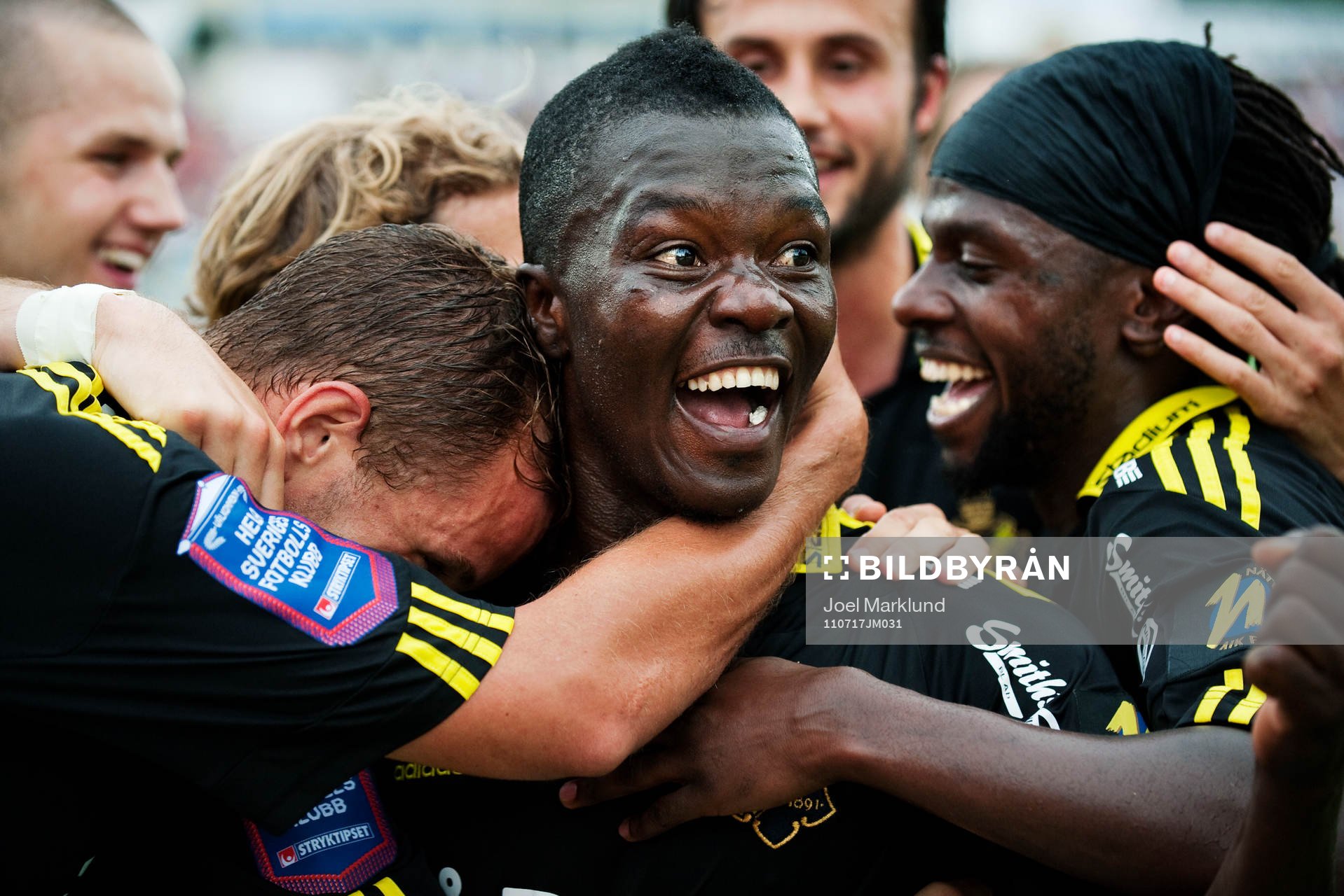 Robert Åhman Persson och Martin Mutumba kramar om Ibrahim