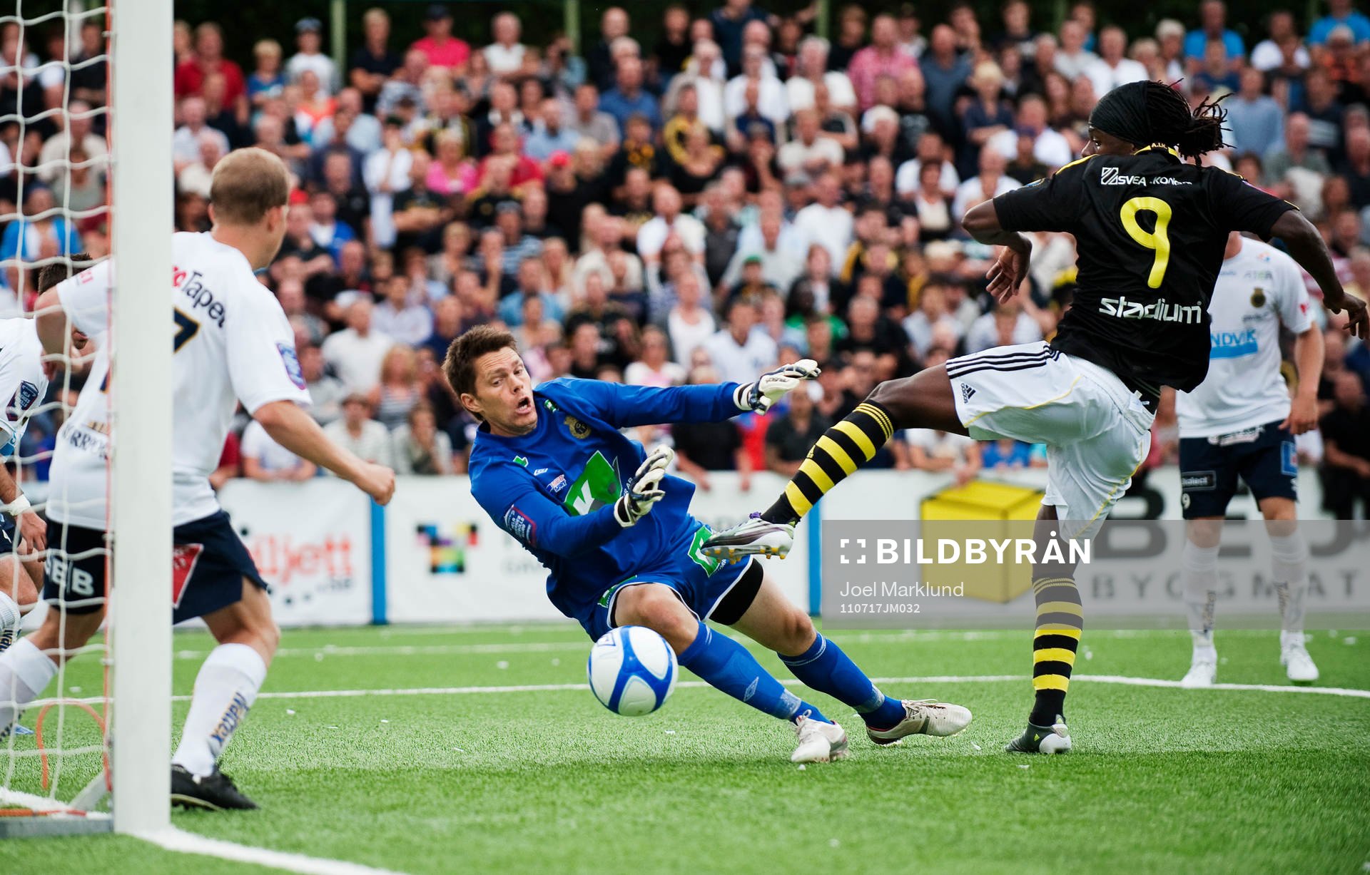 Martin Mutumba, AIK, oroar framför Mattias Hugosson,