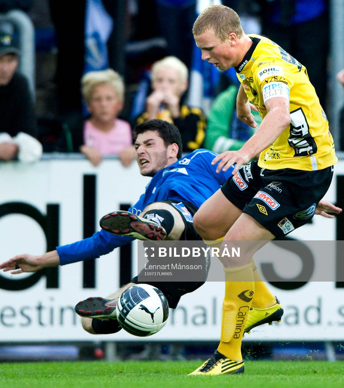 Anel Raskaj, Halmstad, tacklas av Oscar Hiljemark. Elfsborg