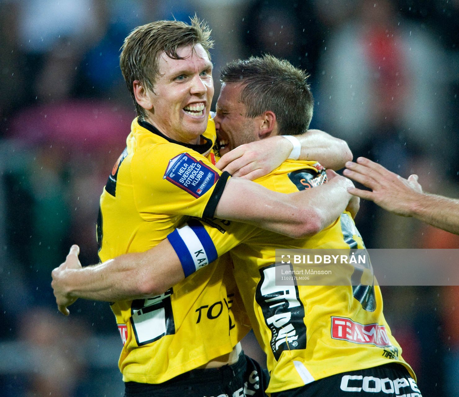 1-2 David Elm, som grattas av Anders Svensson, jubel,