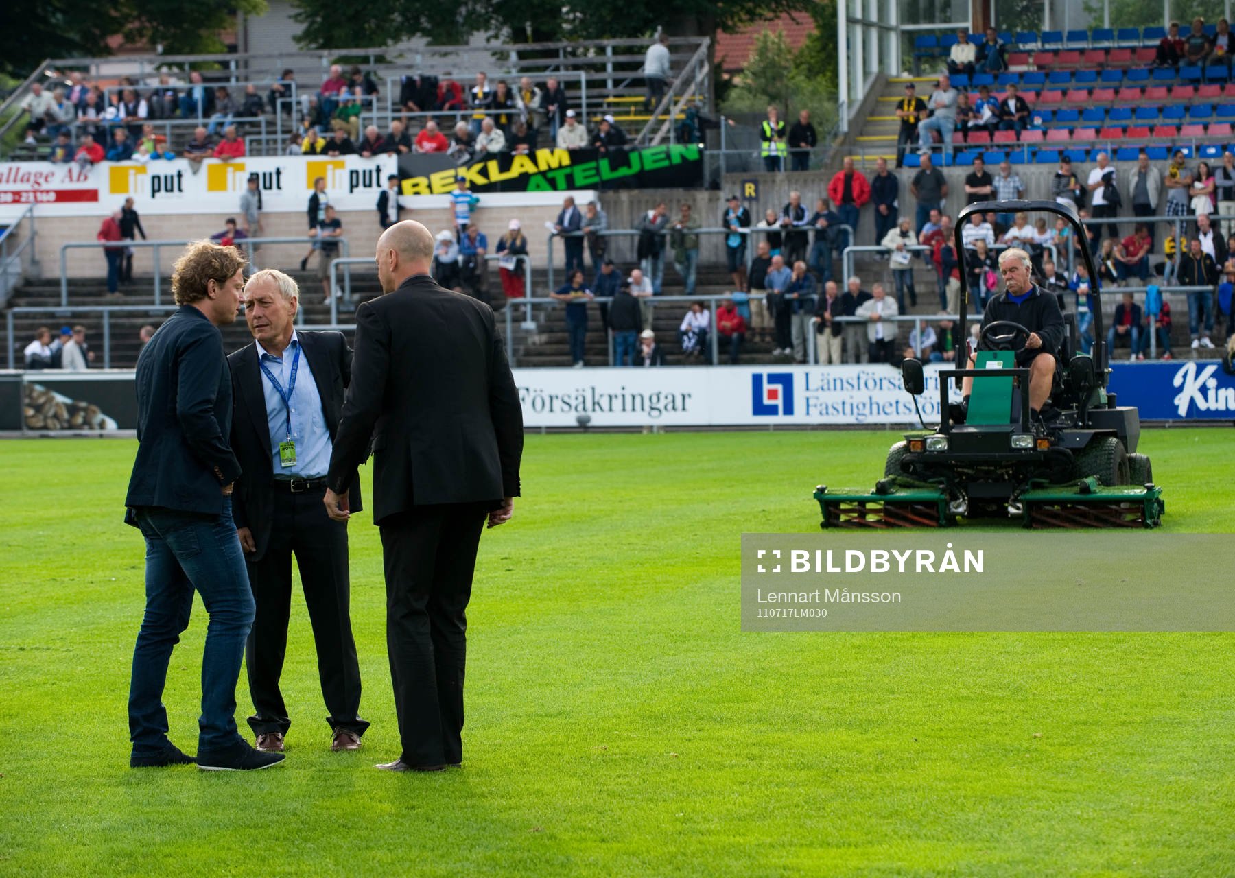 Matchen försenad, gräset för långt, Vaktmästaren