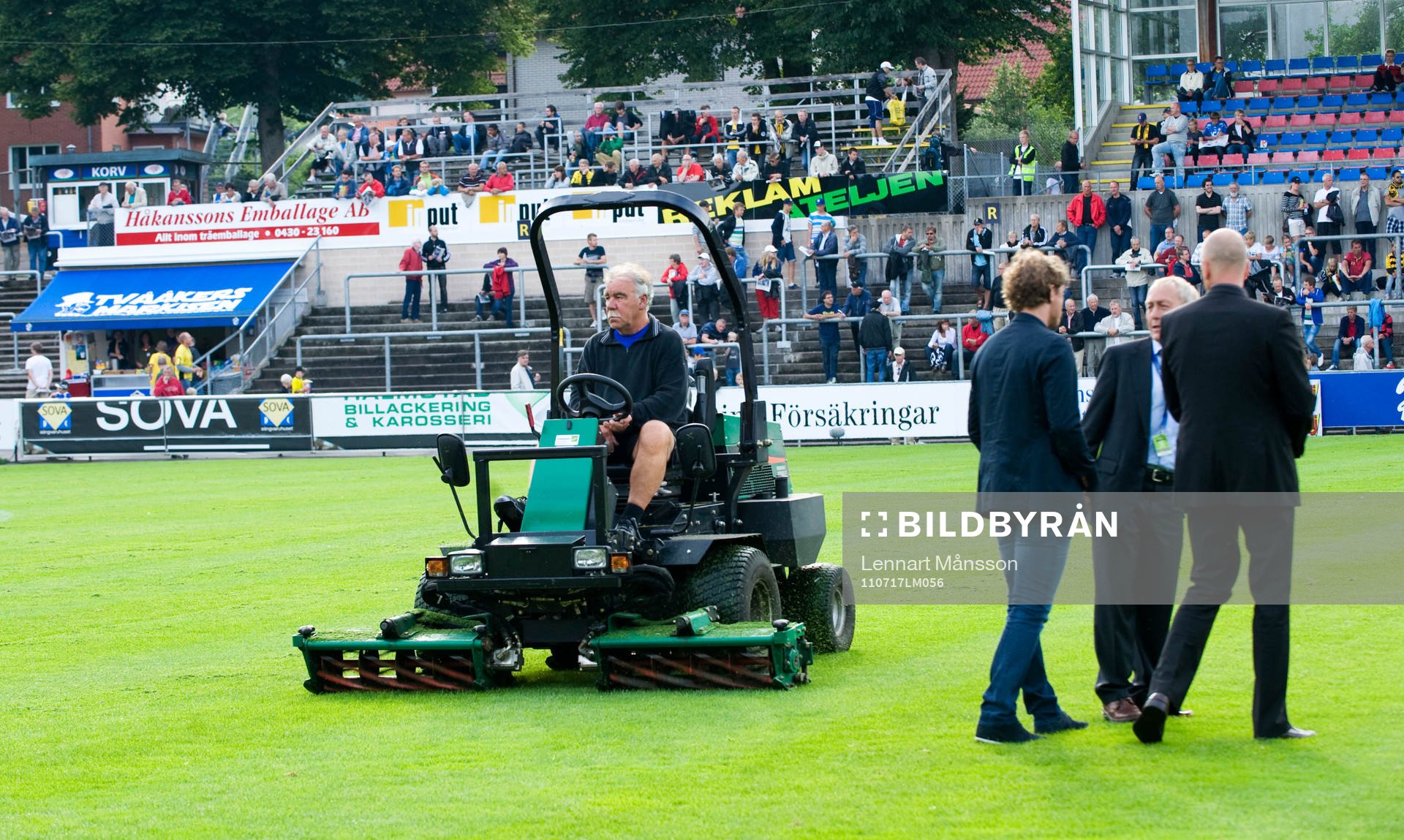 Matchen försenad, gräset för långt, Vaktmästaren