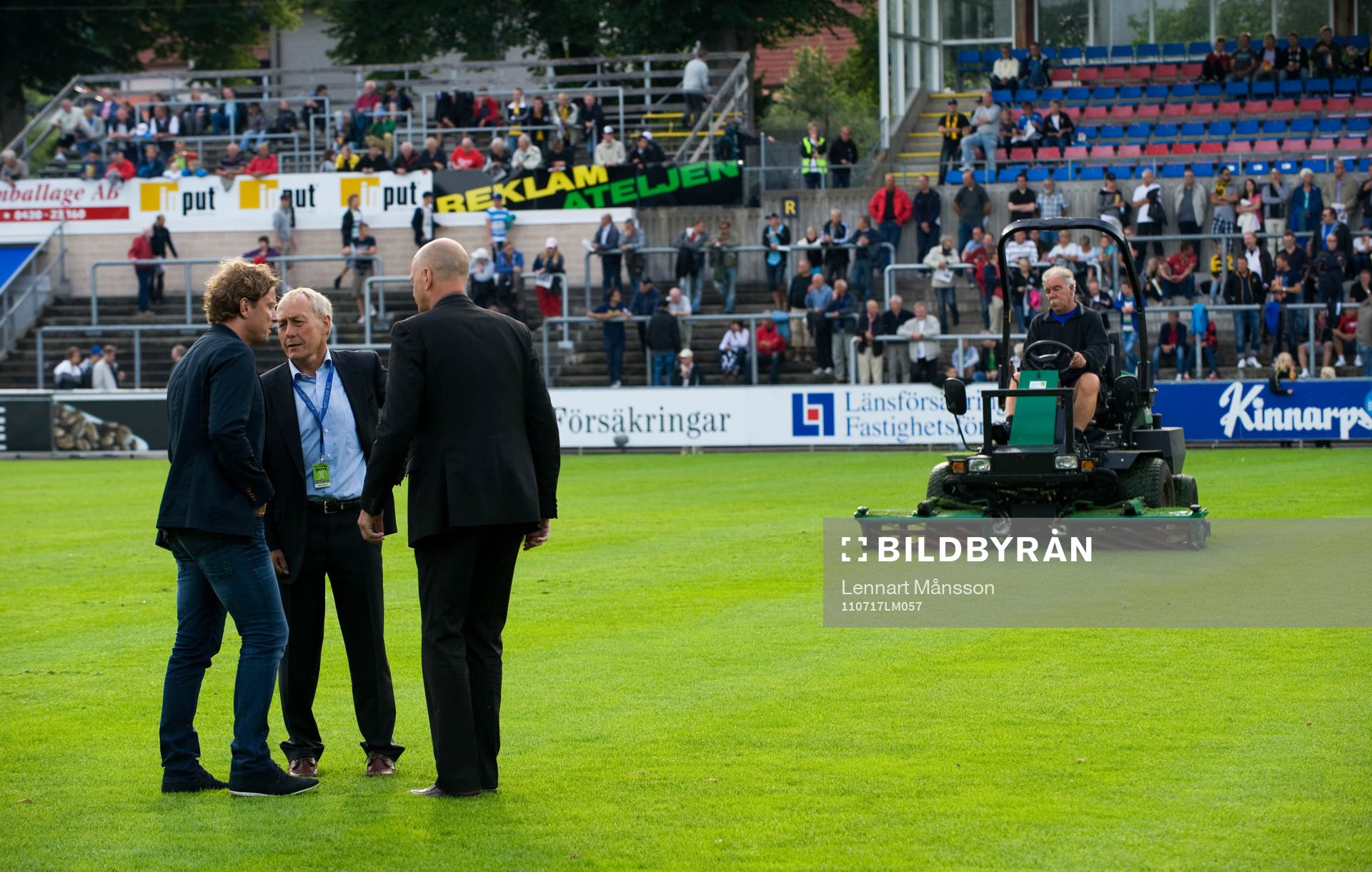 Matchen försenad, gräset för långt, Vaktmästaren