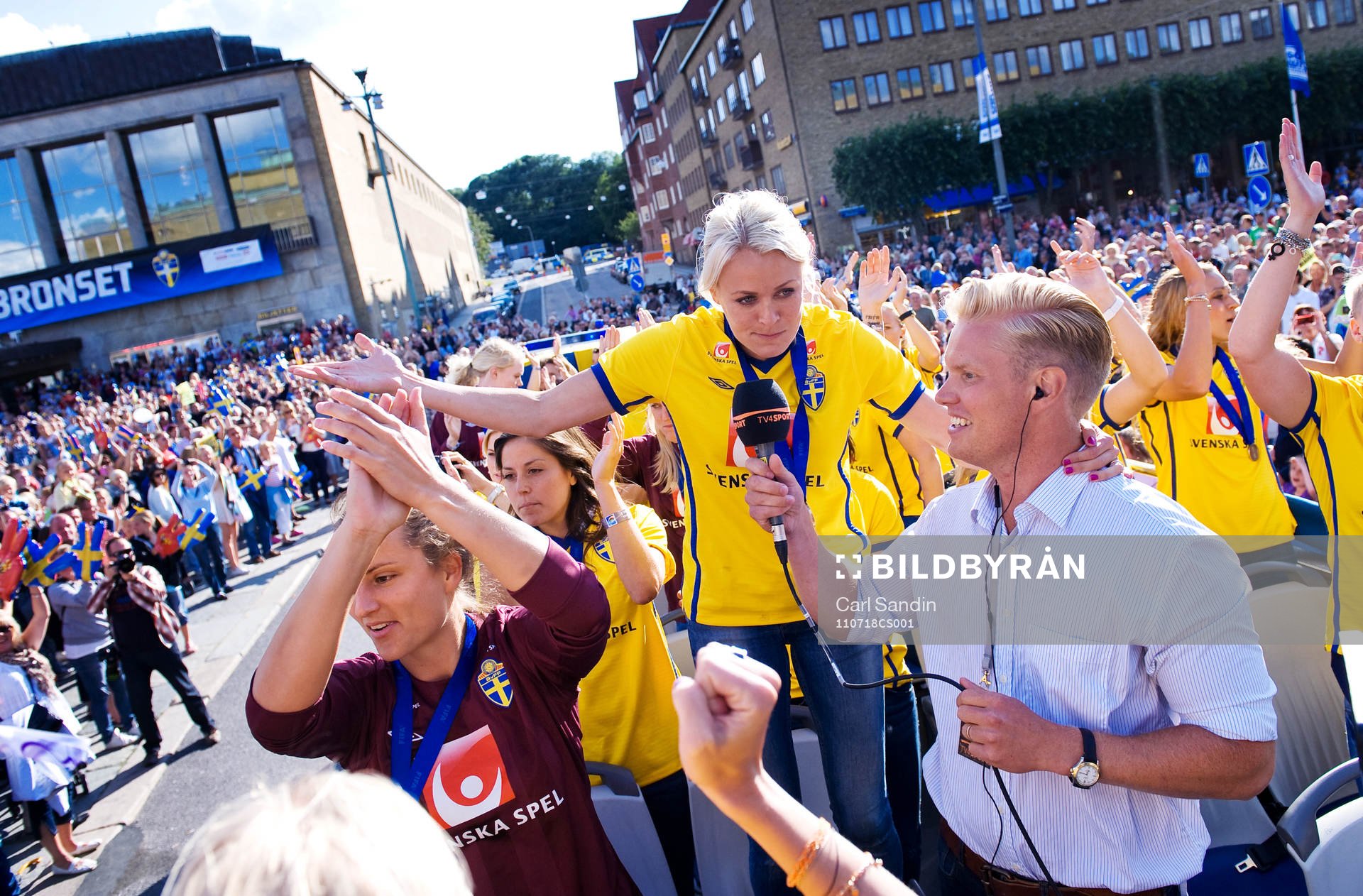 Josefine Öqvist bli intervjuad av TV4 Sport