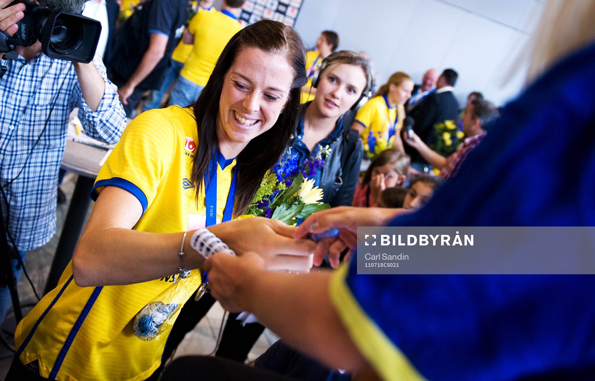 Lotta Schelin skriver autografer