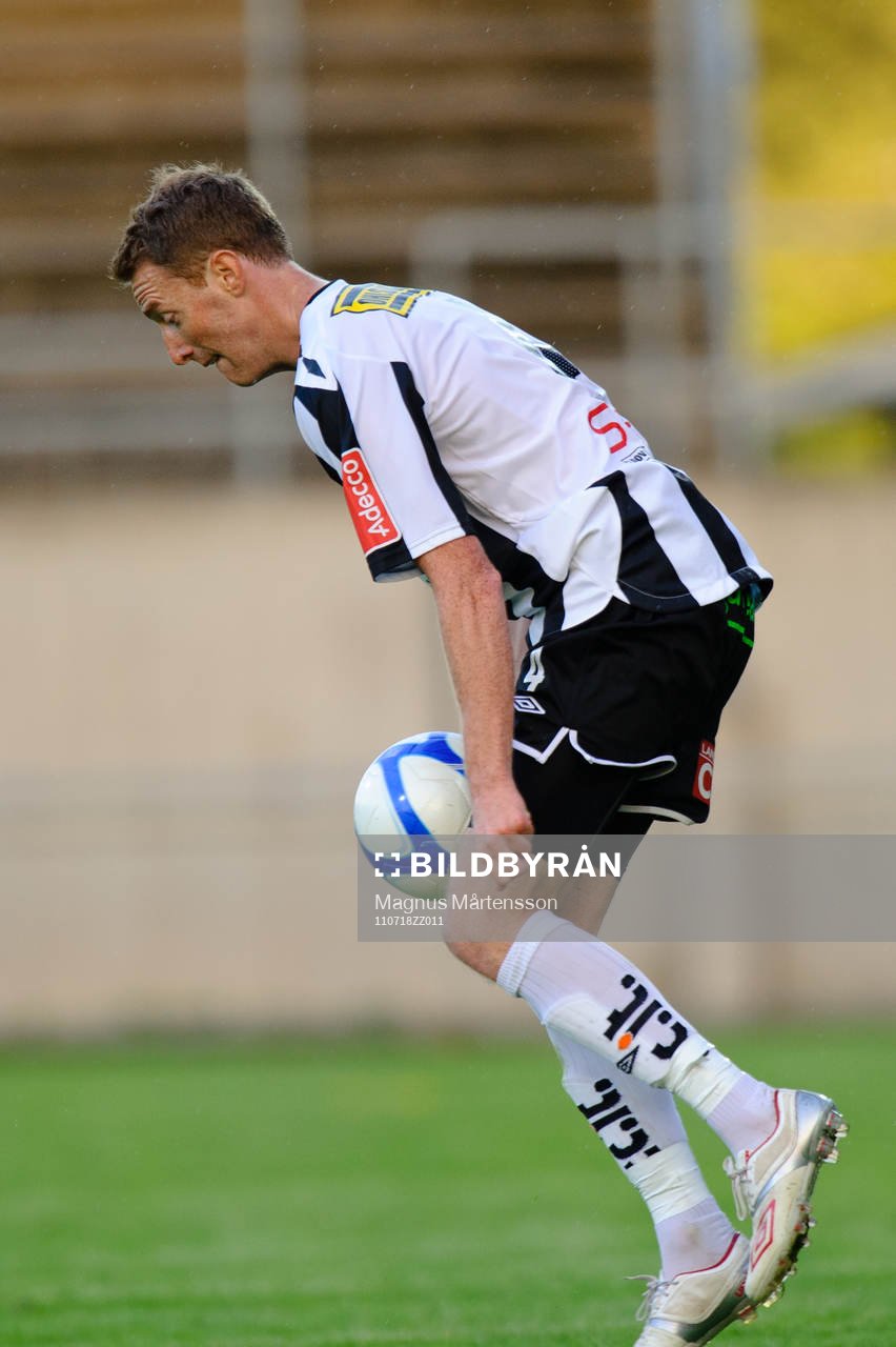 Mikael Bengtsson, tar ner bollen