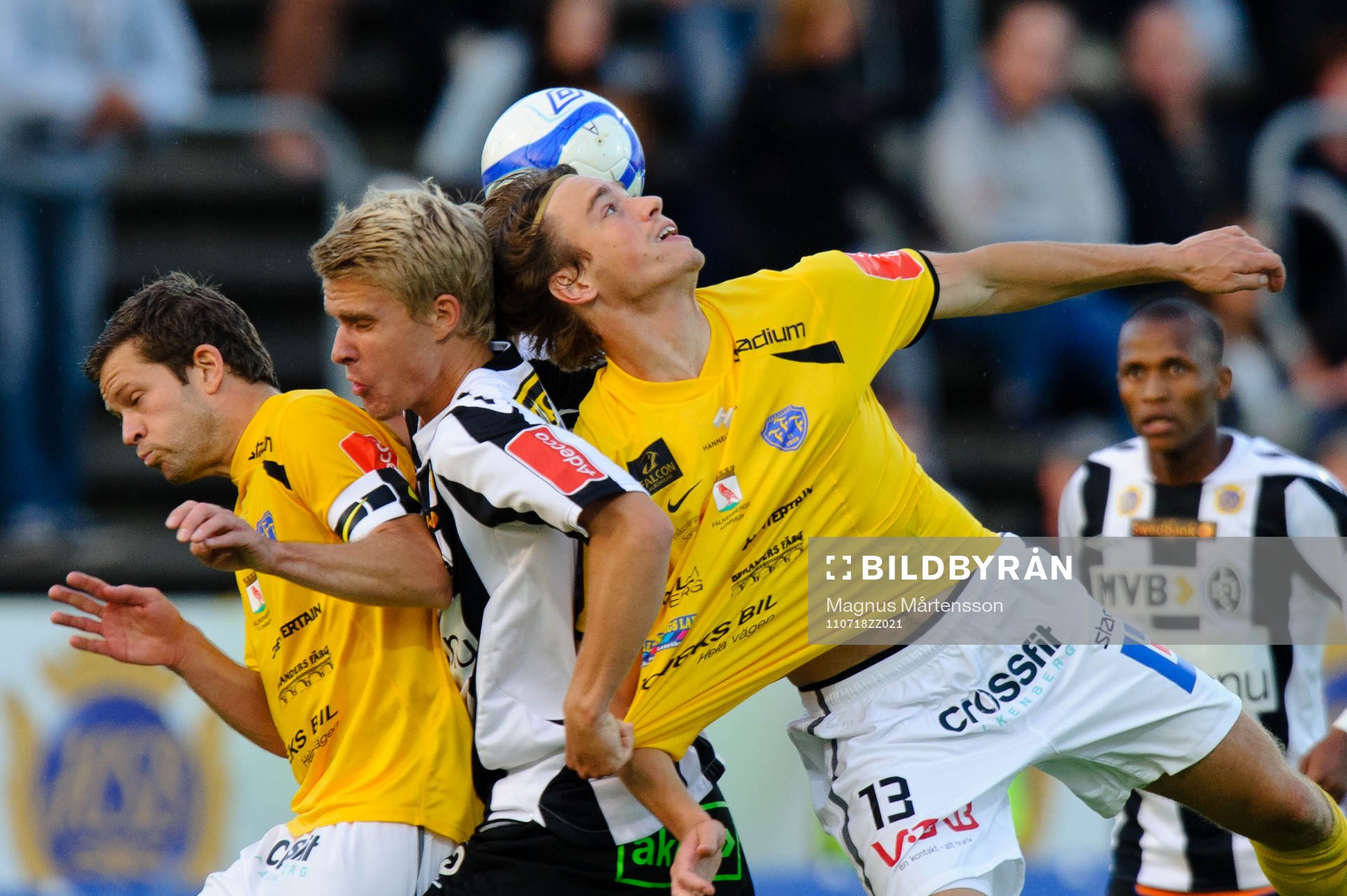  Kristoffer Englén, Landskrona, blir dragen i tröjan. Nick. 