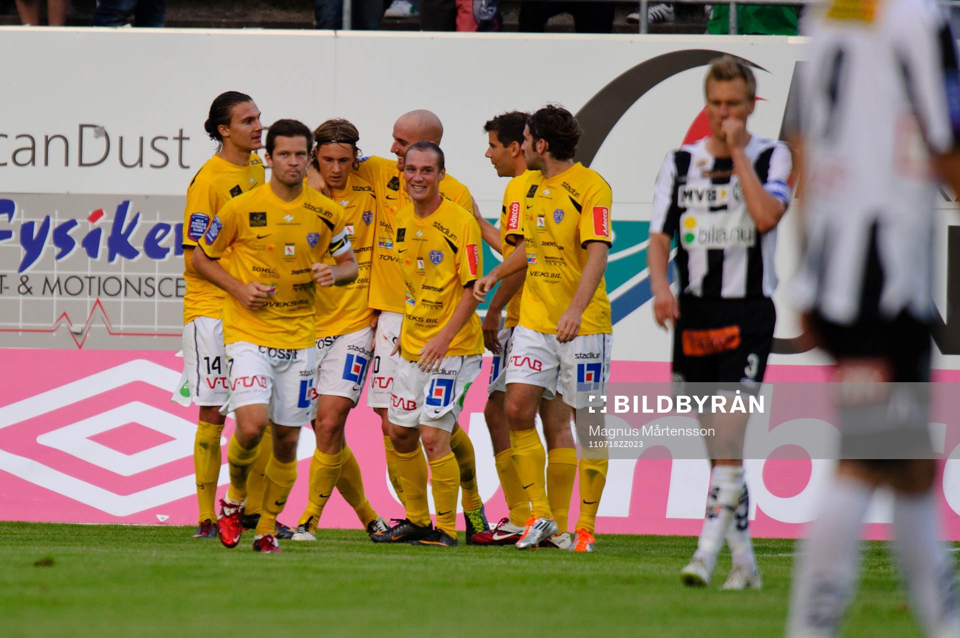  Falkenbergspelarena jublar efter 0-2 gjort av Marcus Översjö. 