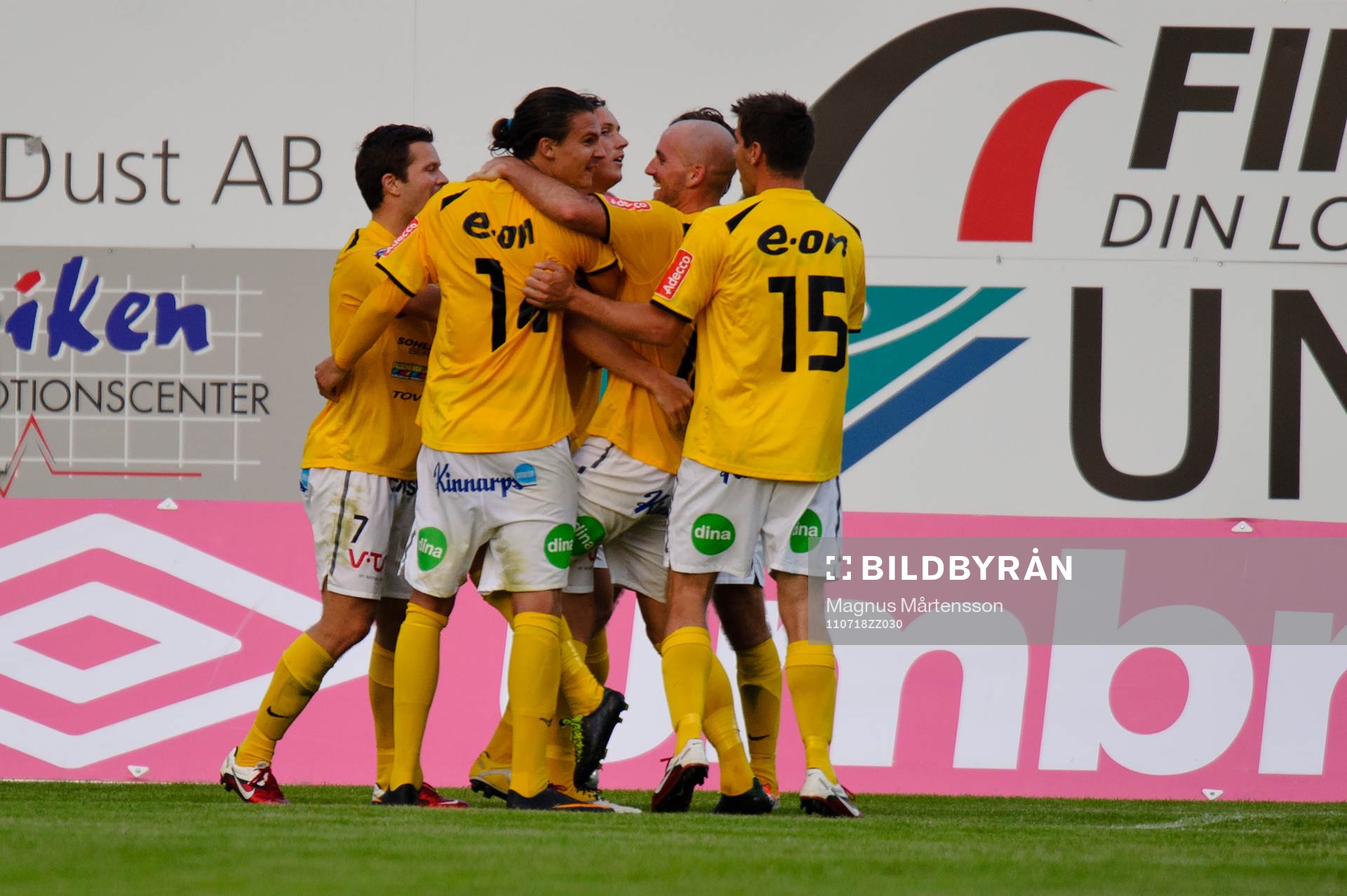  Falkenbergspelarena jublar efter 0-2. 