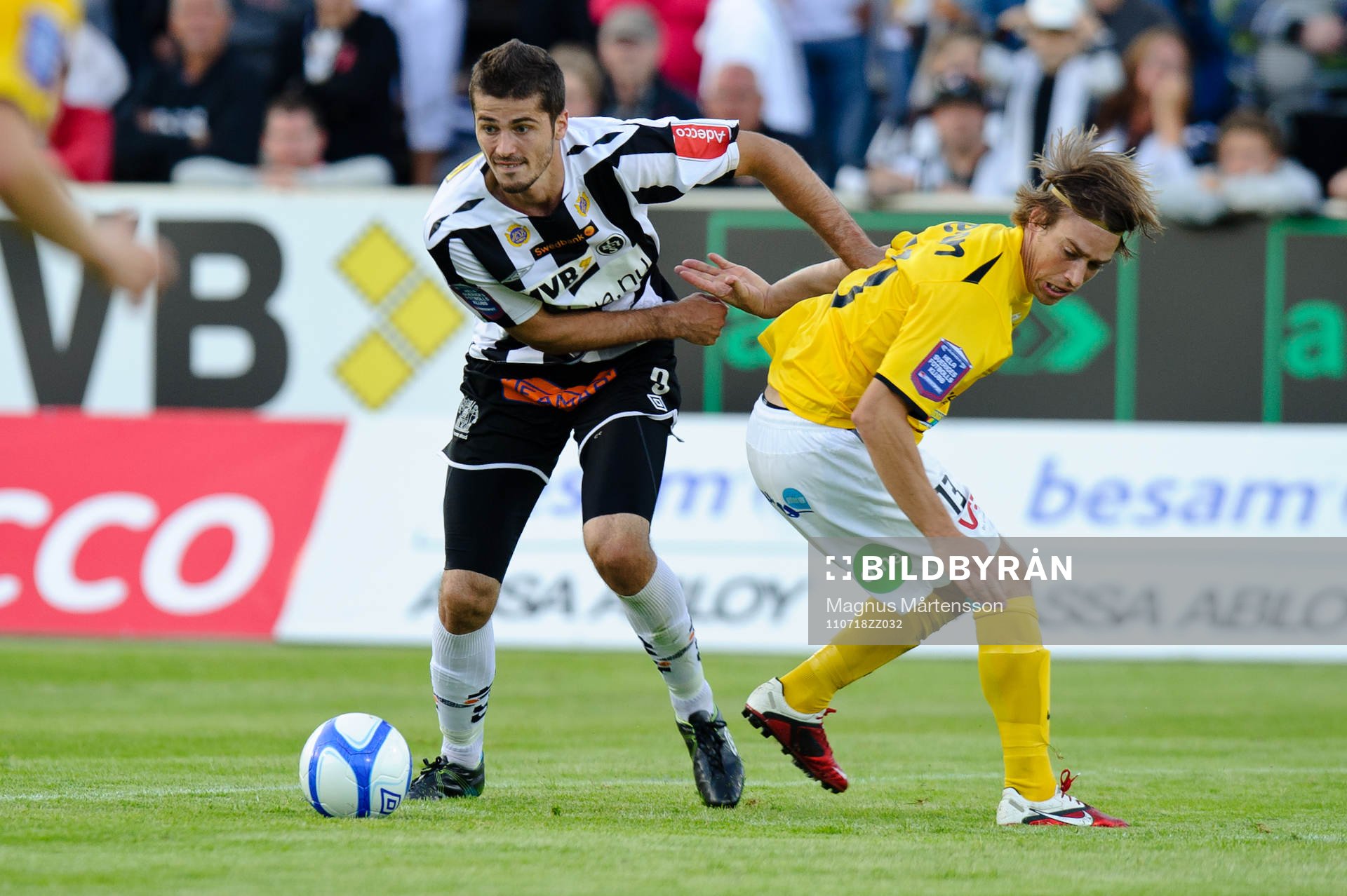  Ajsel Kujovic, Landskrona går förbi Kristoffer Englén, Falkenberg. 