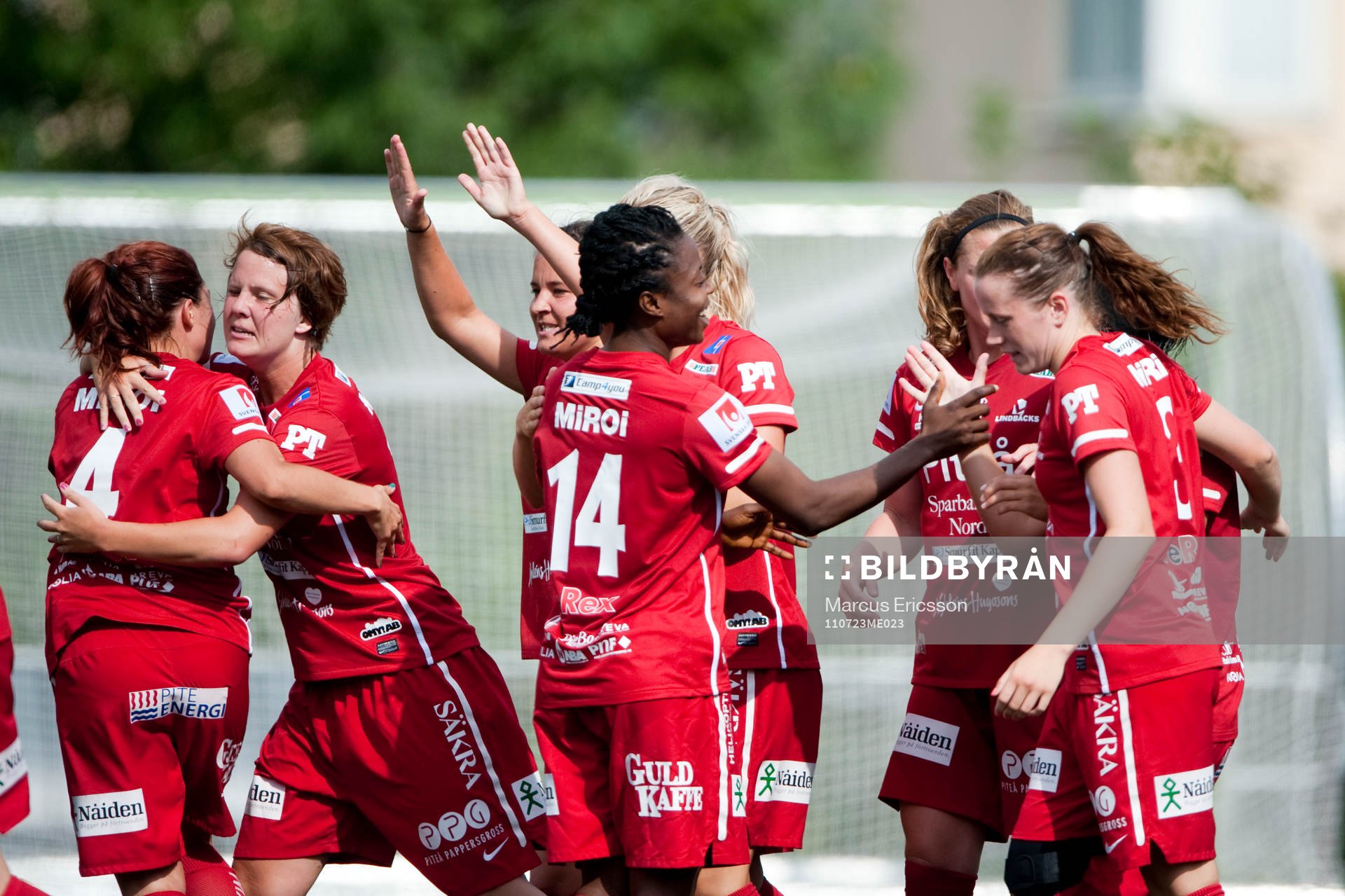  Jubel i Piteå efter 1-0 av June Pedersen