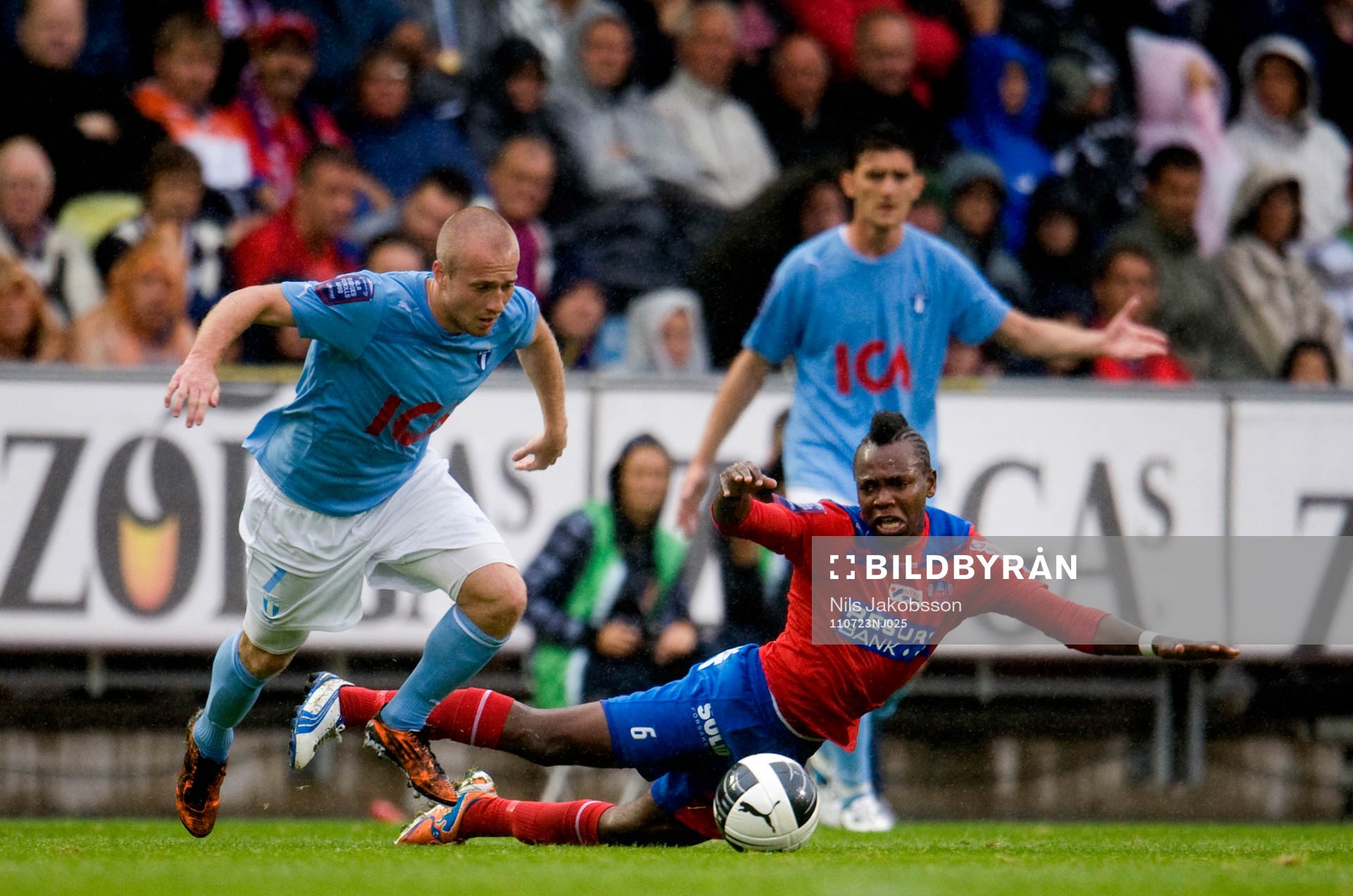 Daniel Larsson,  Malmö FF, fäller May Mahlangu,