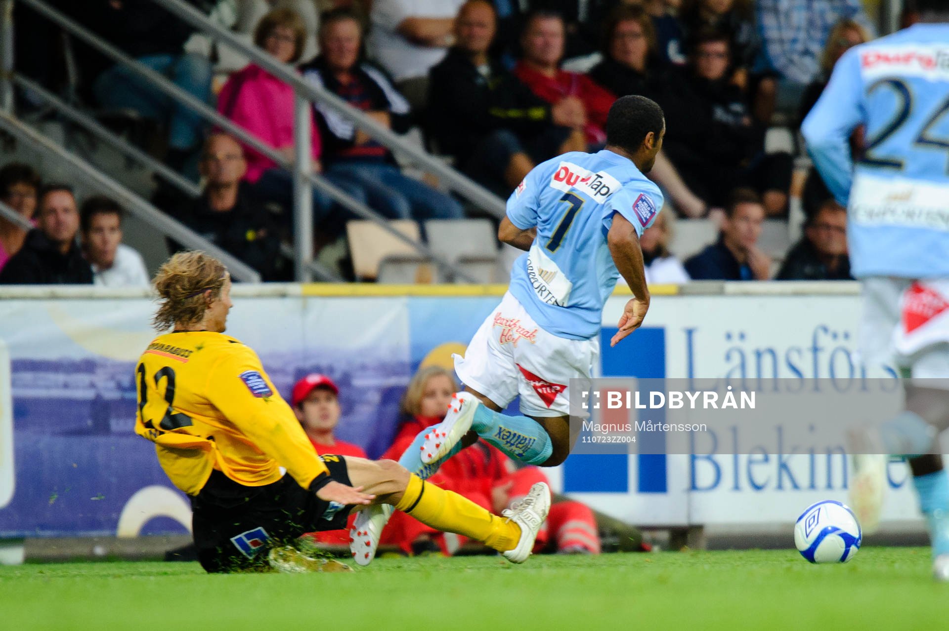 Tobias Grahn, Mjällby, fäller James Frempong, Gefle, och