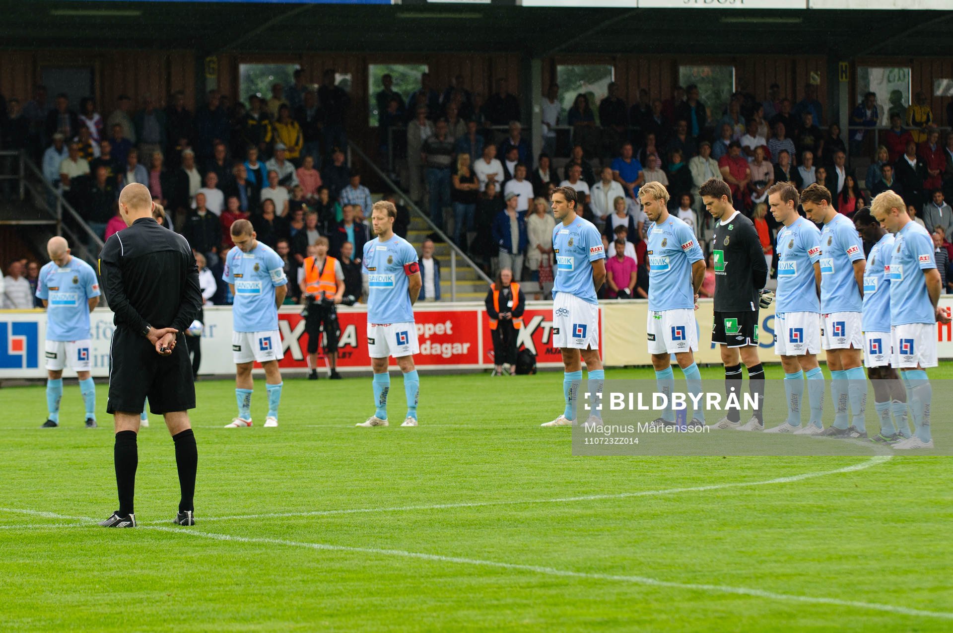 Det hölls en tyst minut innan matchens början med tanke