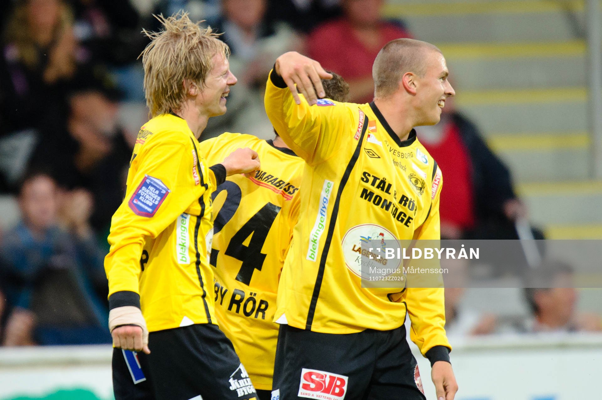 Anton Dahlström, Mjällby, gör 5-1, och blir gratulerad