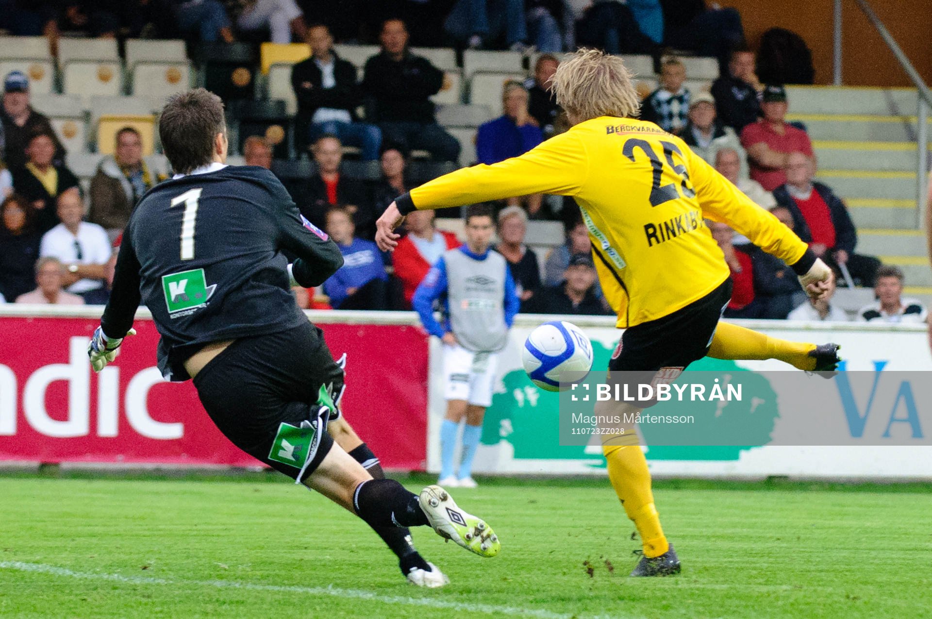 Anton Dahlström, Mjällby, gör 5-1, bakom Mattias