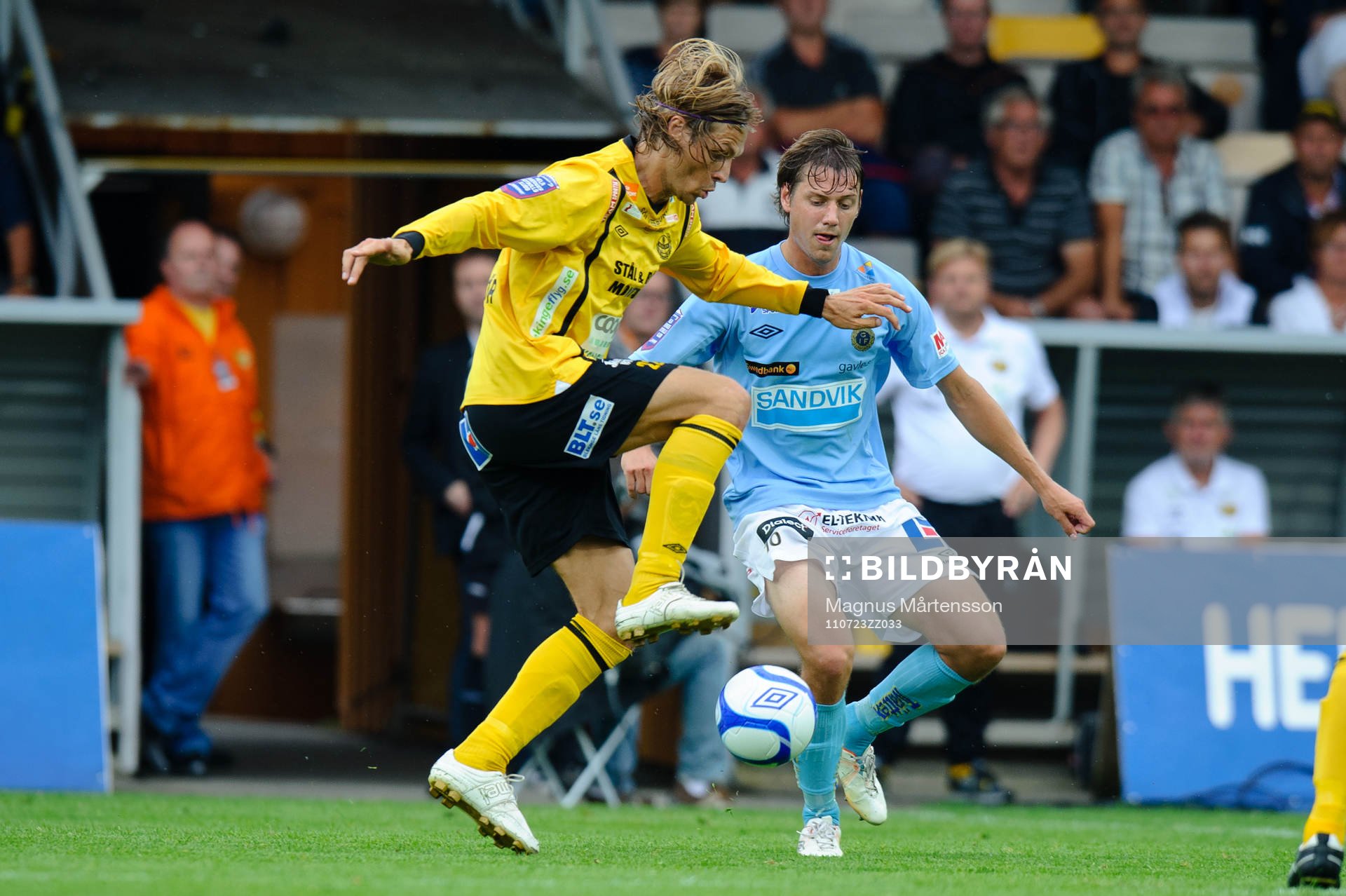 Tobias Grahn, Mjällby, tar ner bollen
