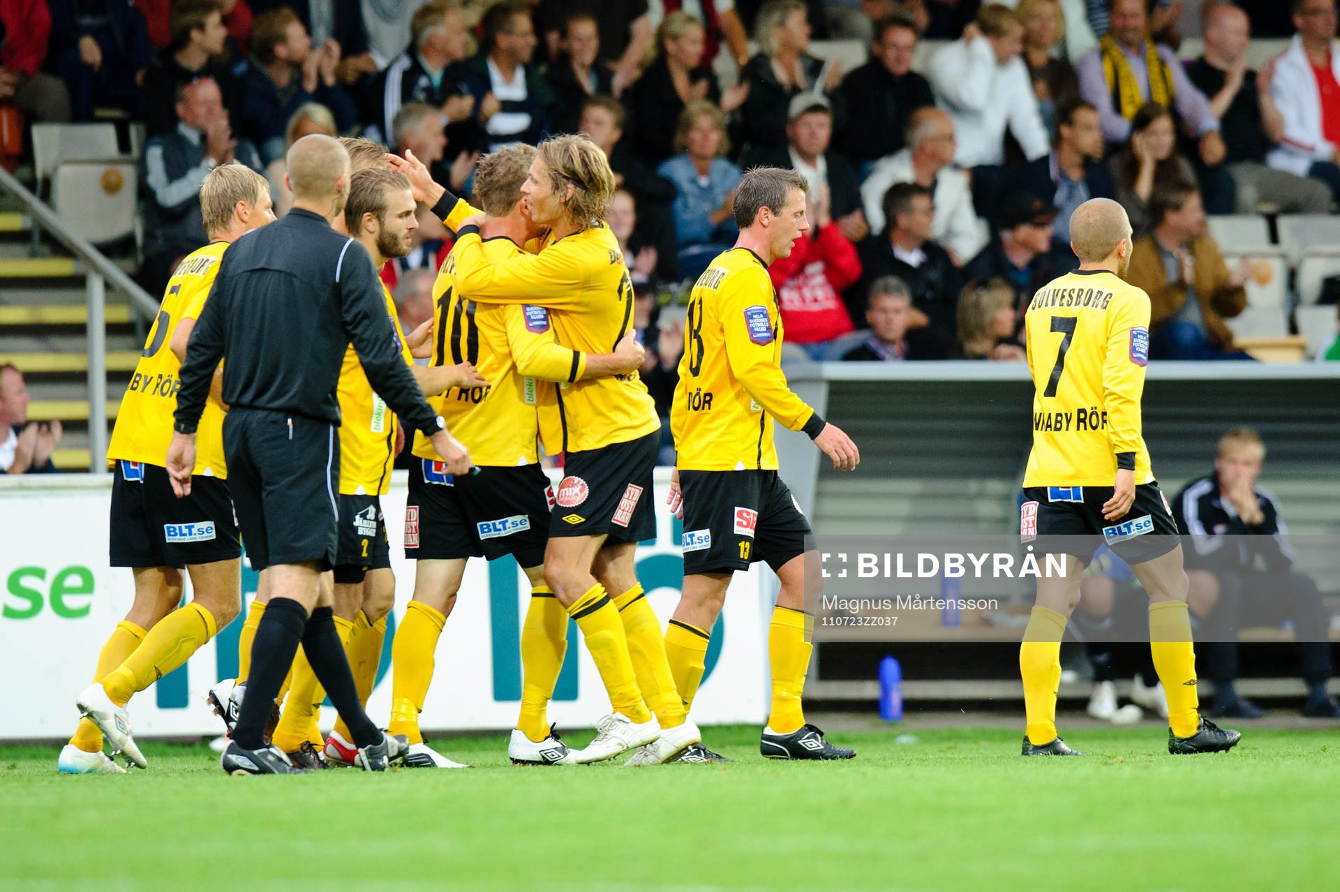 Marcus Ekenberg, Mjällby, blir omkramad av Tobias Grahn,
