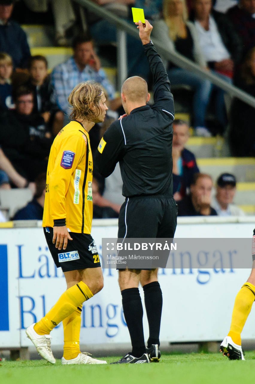 Tobias Grahn, Mjällby, får gult kort av domare Michael