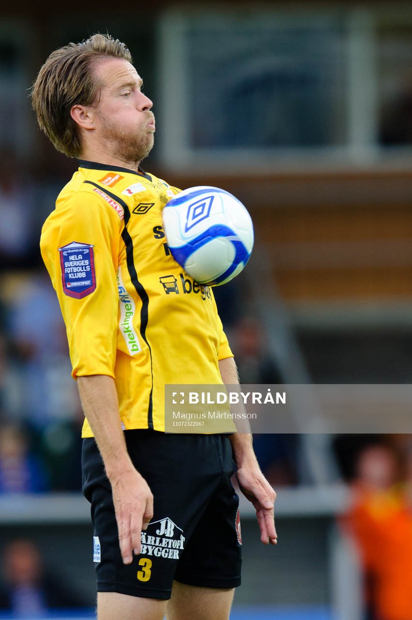 Joakim Lantz, tar ner bollen på bröstet