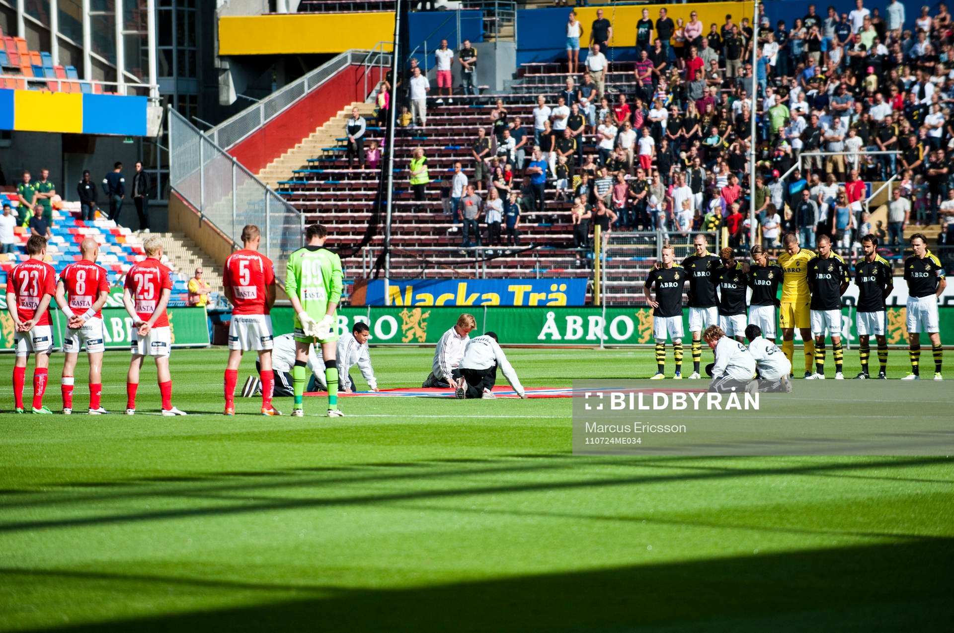 Innan match hölls en tyst minut för offren i terrordåden