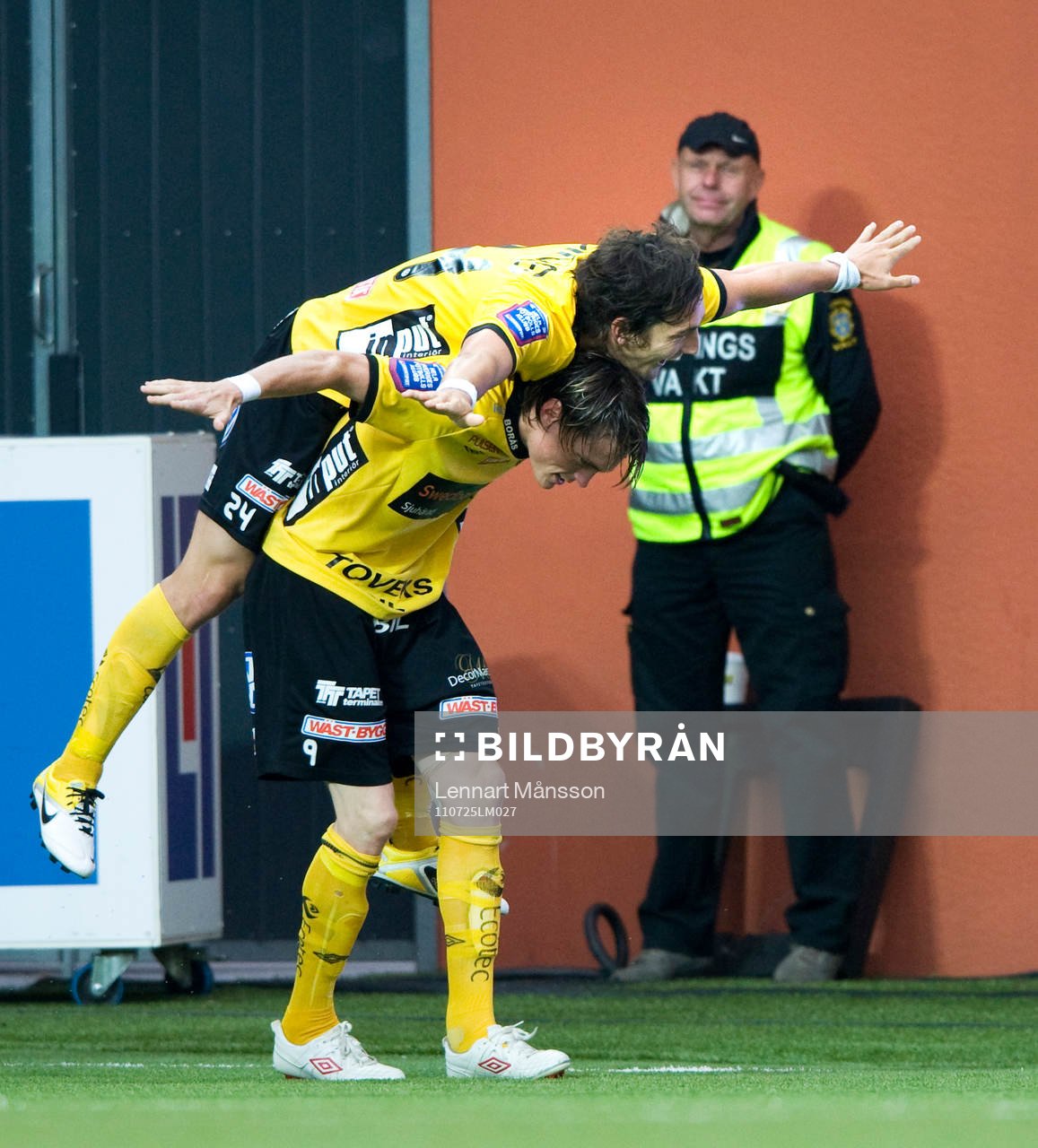 2-1,  Stefan Ishizaki, Elfsborg, tackar Lasse Nilsson för