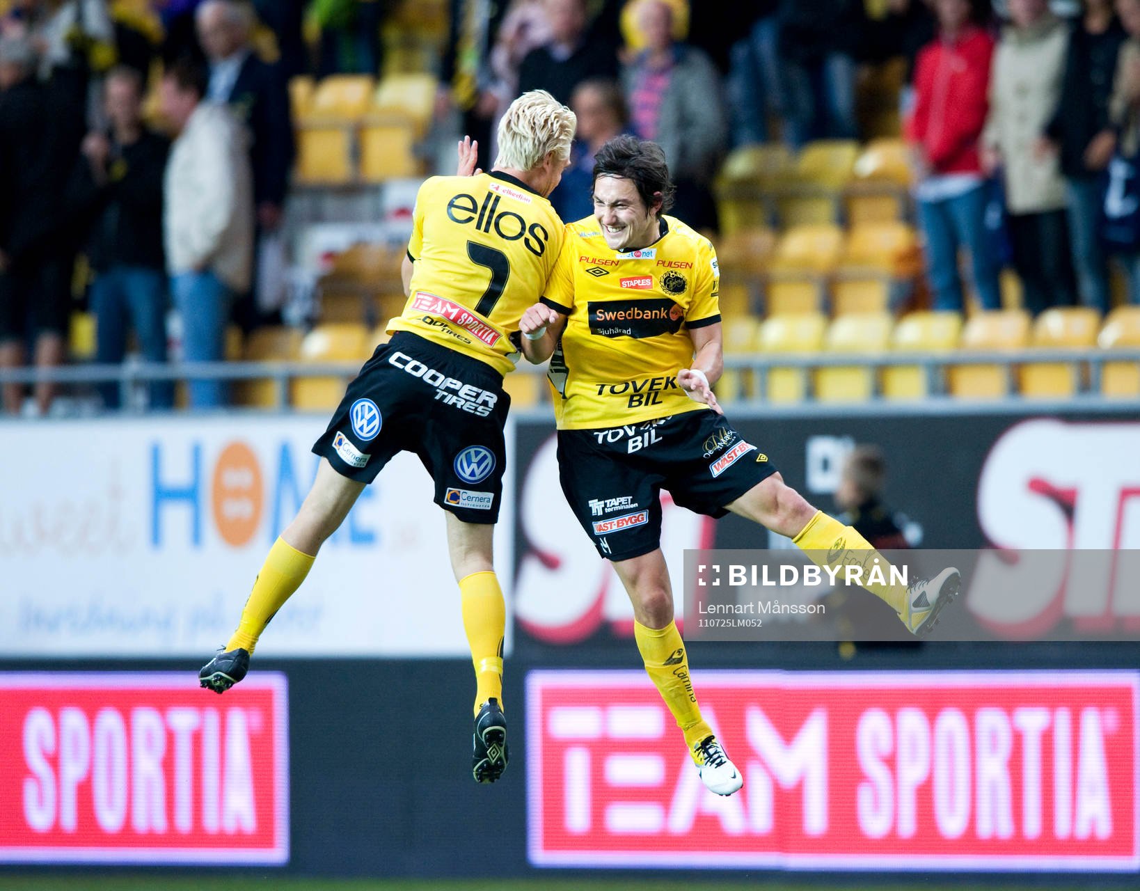 Matchhjälten Stefan Ishizaki firar med Johan Larsson.