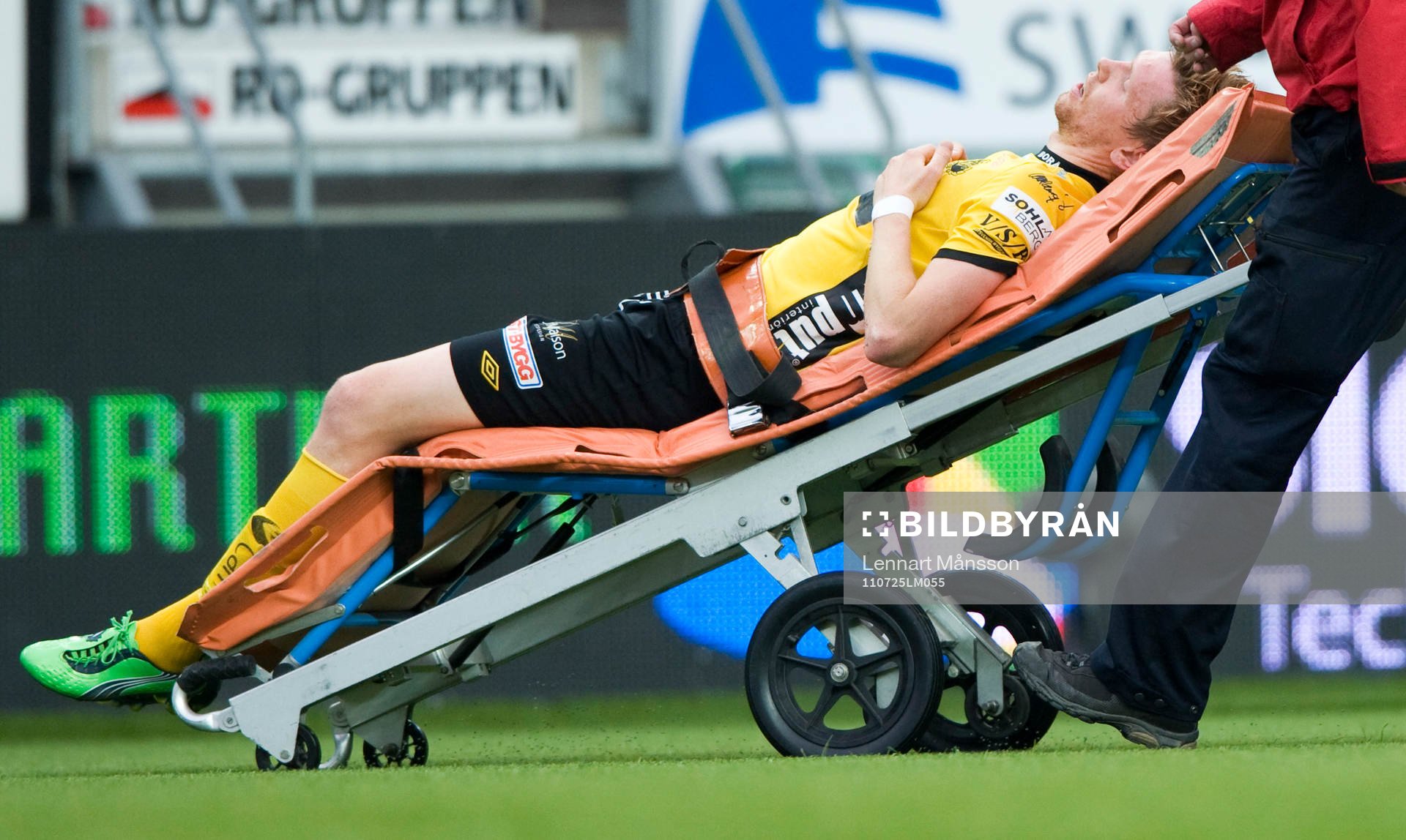 David Elm, Elfsborg, skadade sig och utgick. Skada, bår