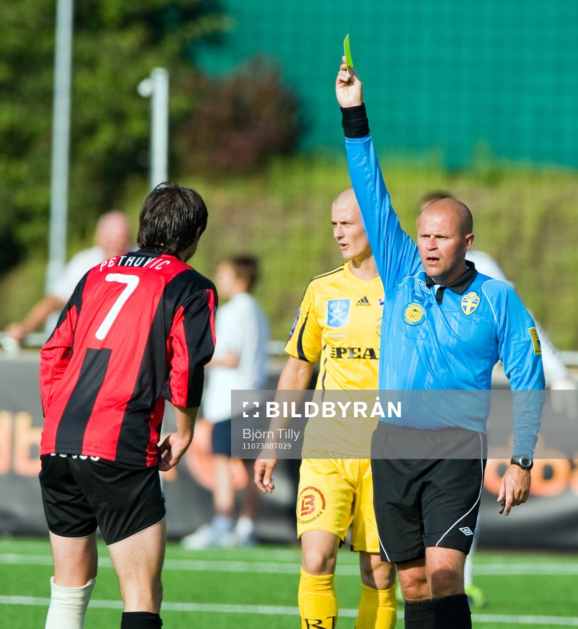 Mattias Nyman, domare ger Gabriel Petrovic, Brommapojkarna