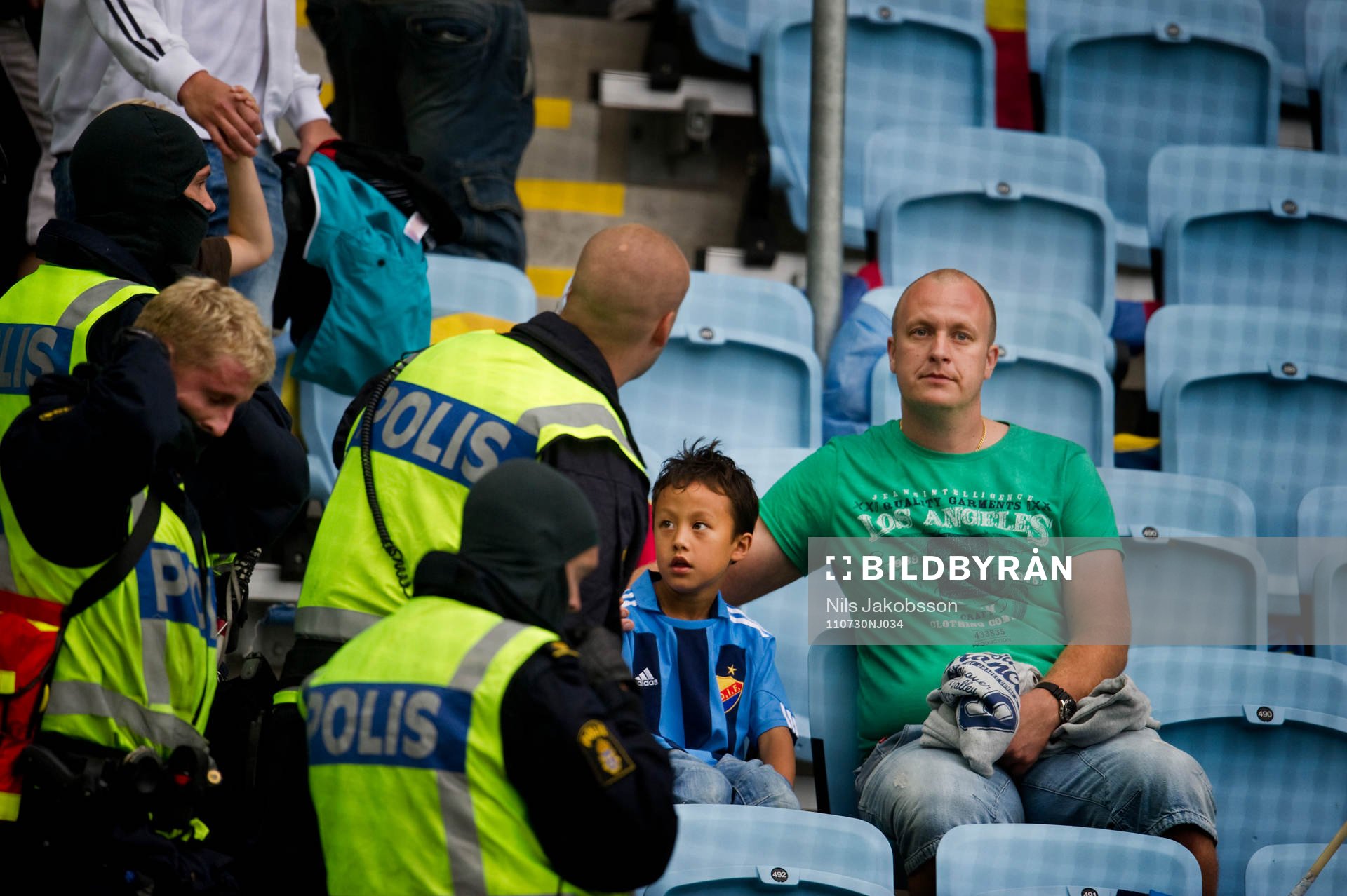På djurgårdens läktare sitter en pojke med sin pappa och