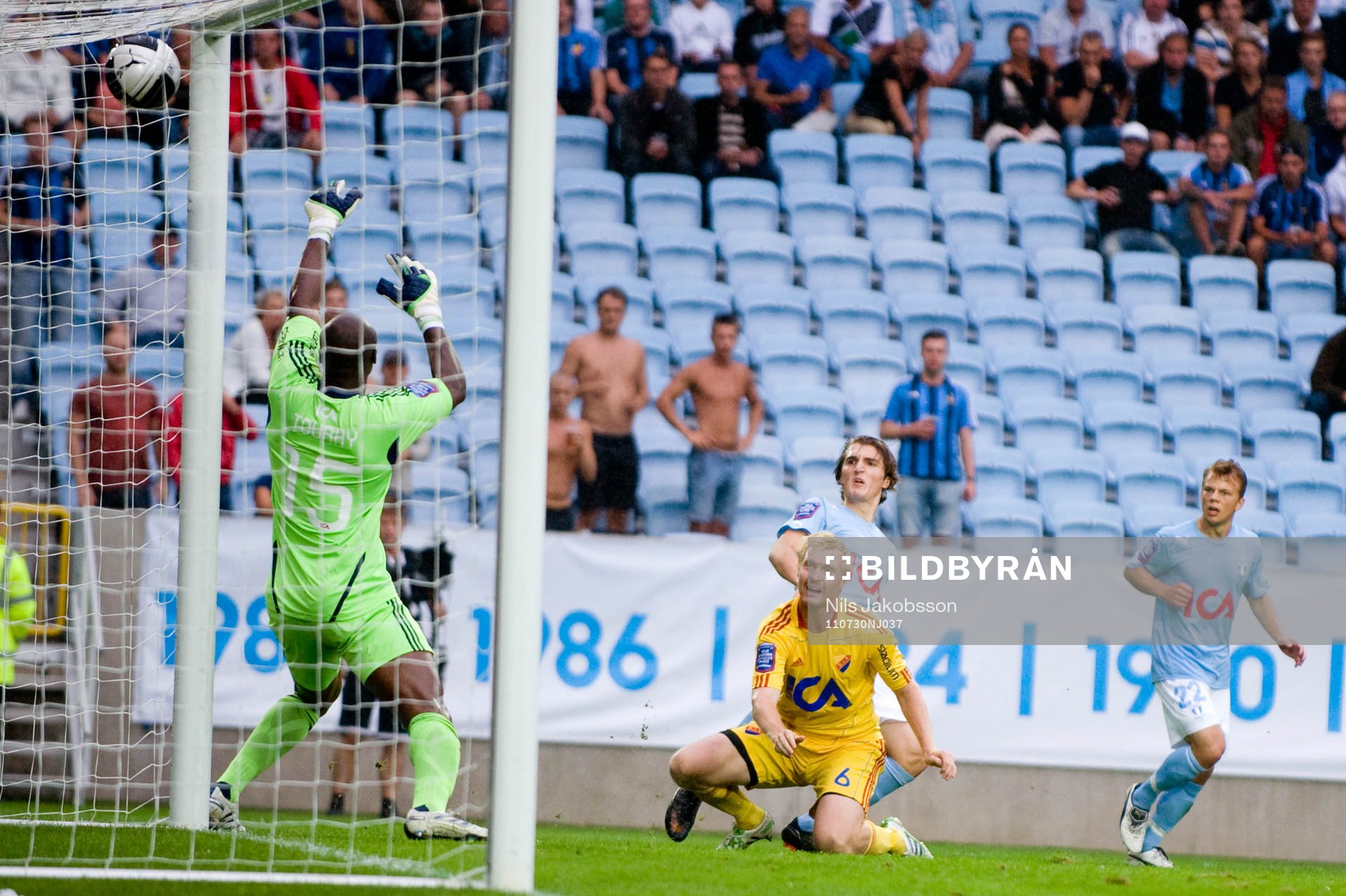Dardan Rexhepi, Malmö FF gör mål på Pa Dembo Touray,